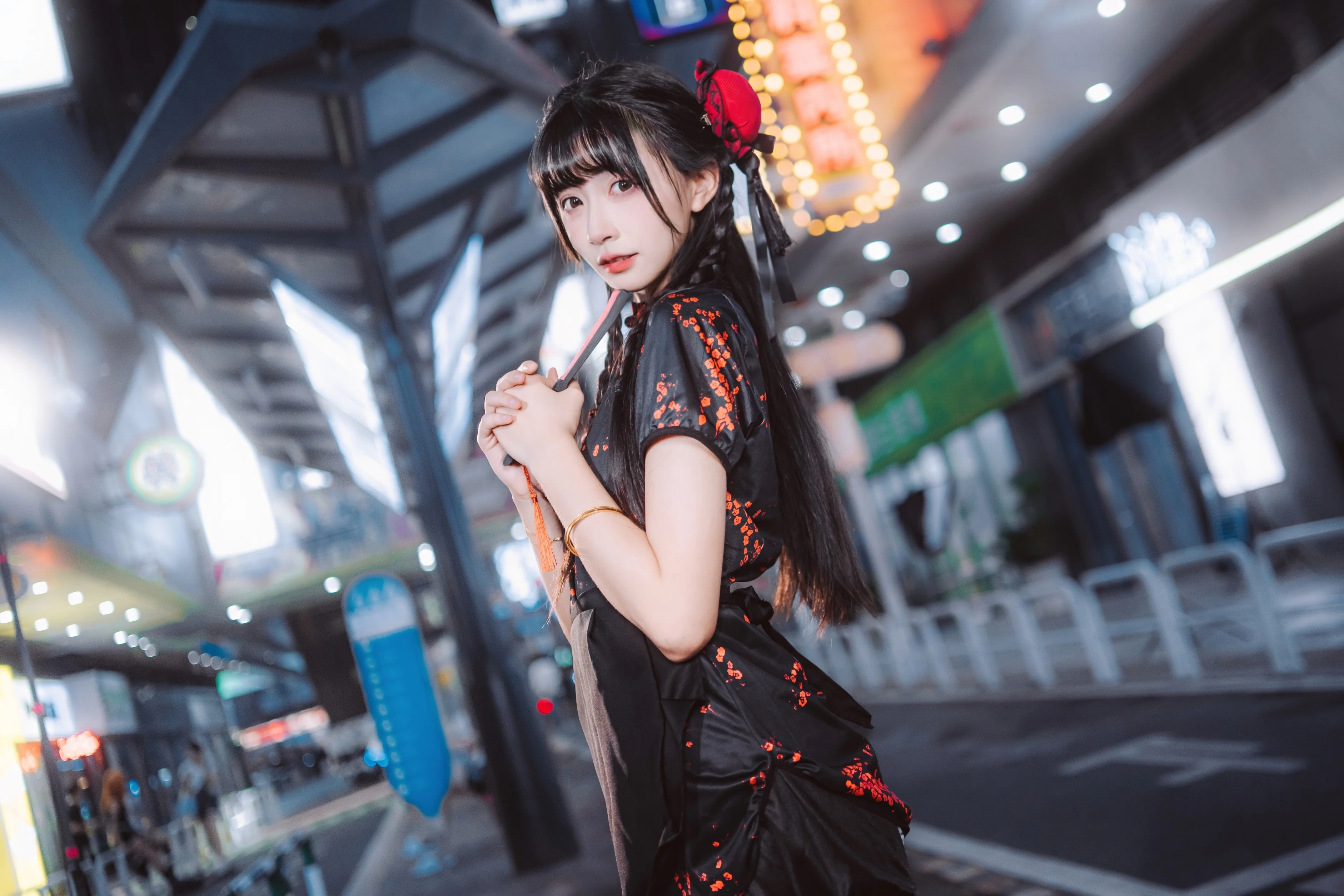 黑色改良旗袍与长杆，都市夜景里的中华娘 - 第 8 张