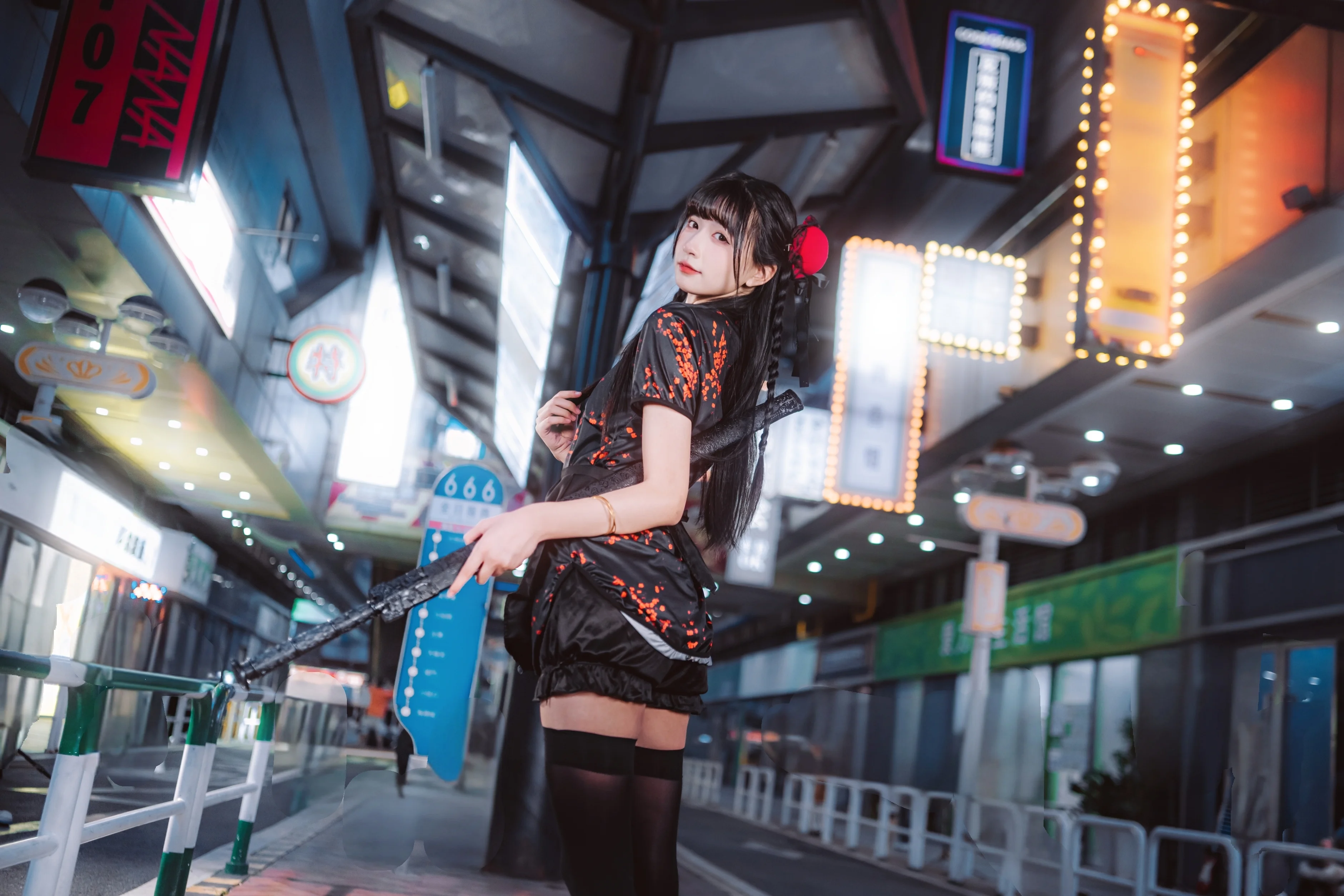 黑色改良旗袍与长杆，都市夜景里的中华娘 - 第 9 张