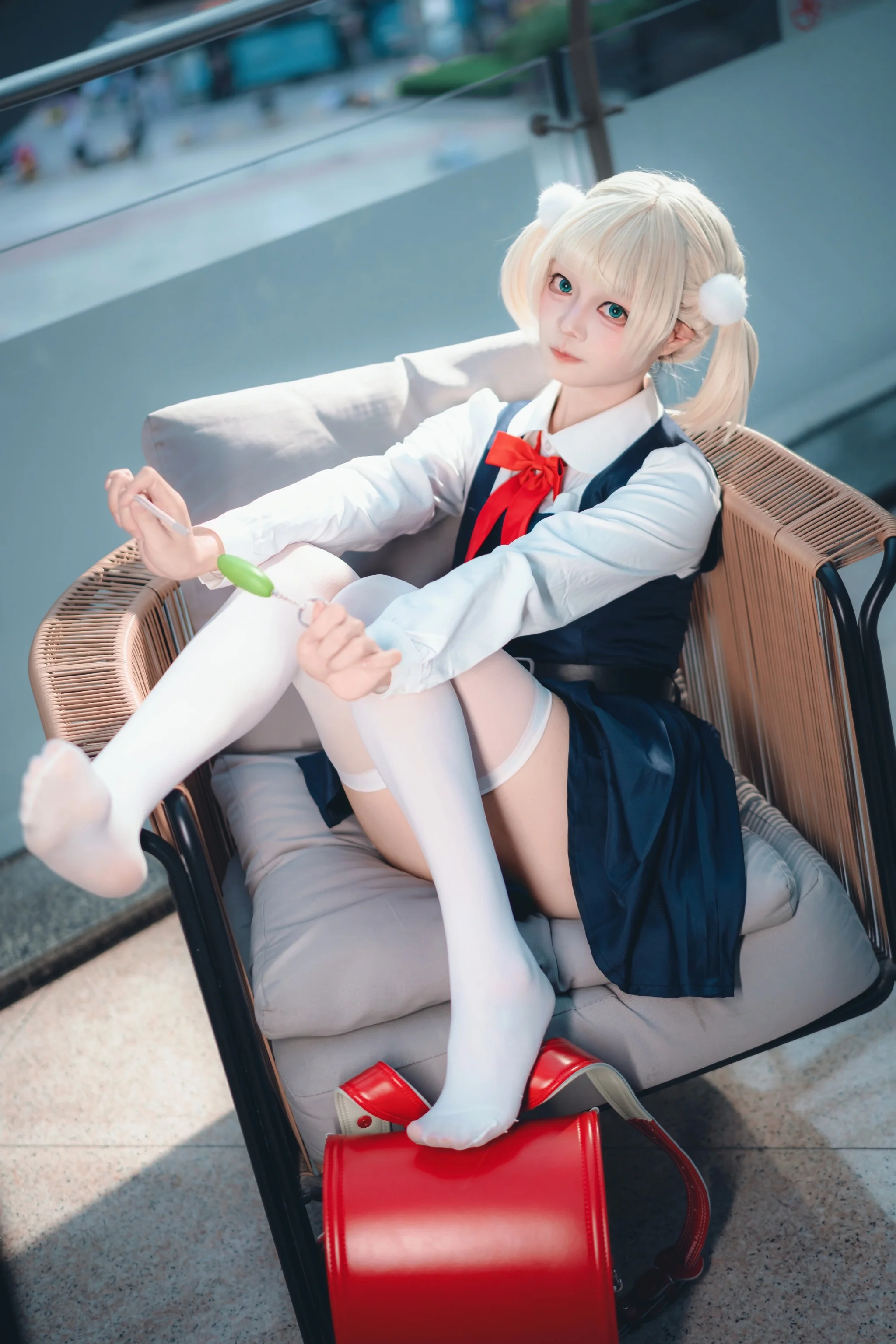 双马尾搭配经典制服，逛展间隙的惬意出片 - 第 1 张