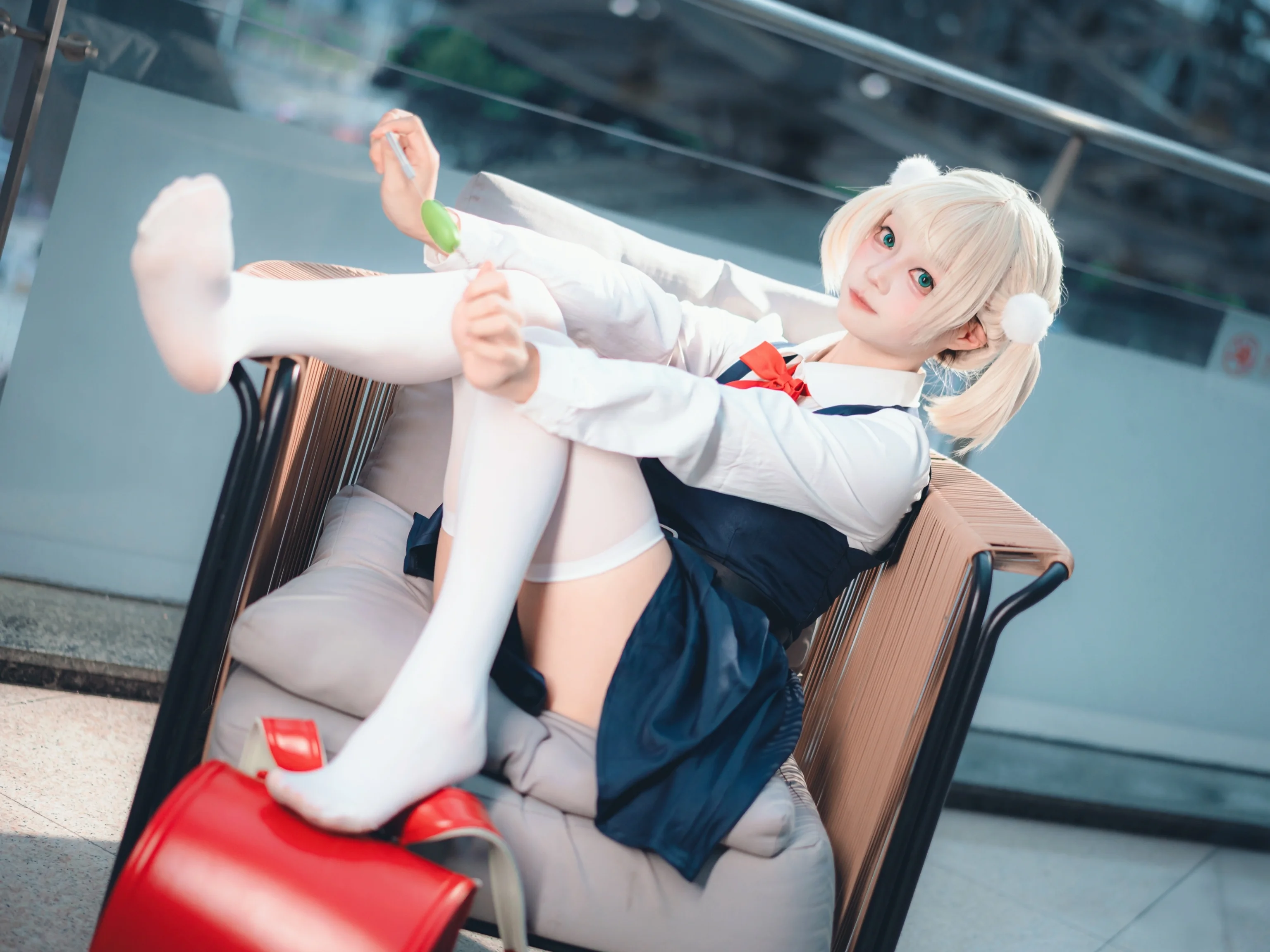 双马尾搭配经典制服，逛展间隙的惬意出片