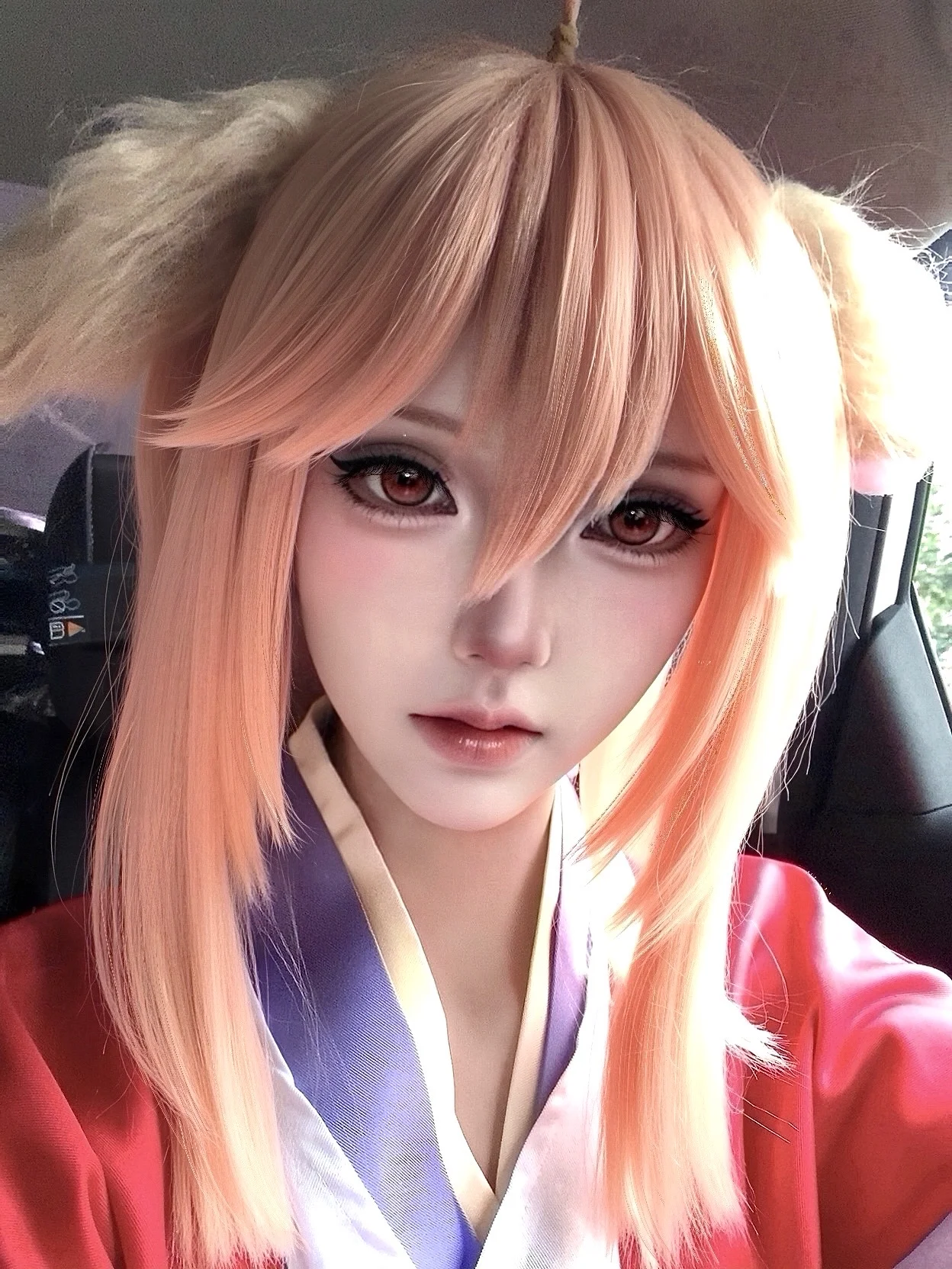 【涂山红红cos】狐妖小红娘里的深情，在车内光影间悄然流露 - 第 2 张