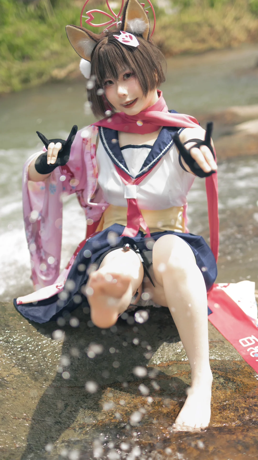 【久田イズナ コスプレ】『ブルーアーカイブ』夏の清流沿い、子狐の躍動する瞬間 - 2 枚目