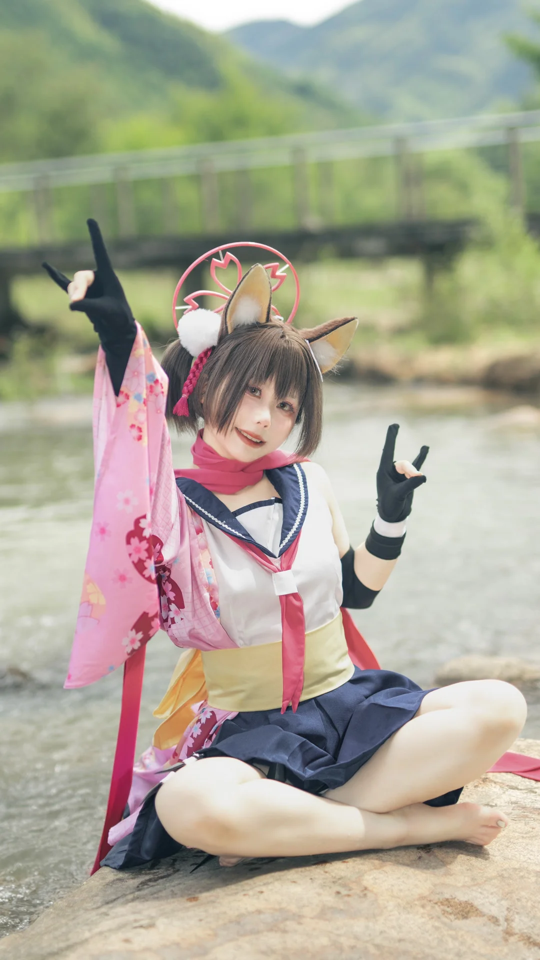 【久田イズナ コスプレ】『ブルーアーカイブ』夏の清流沿い、子狐の躍動する瞬間 - 4 枚目
