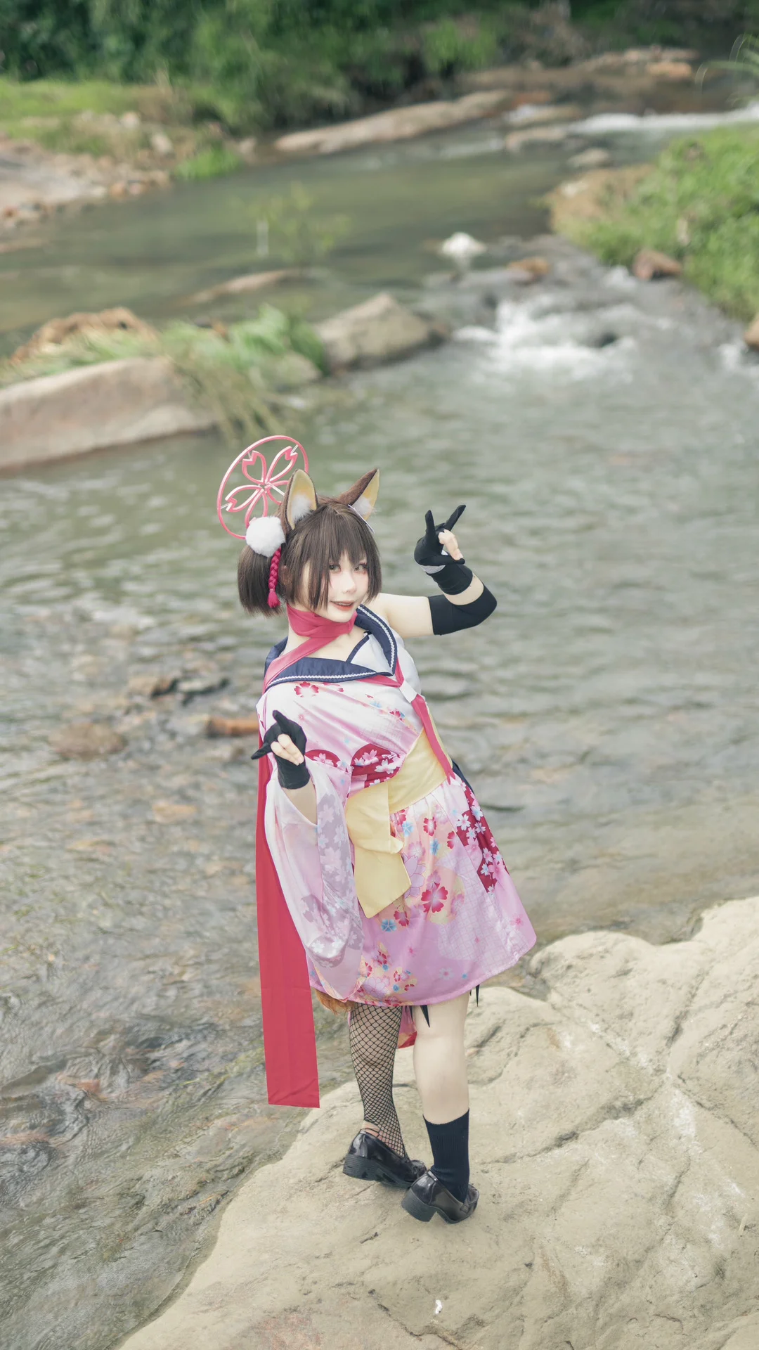 【久田イズナ コスプレ】『ブルーアーカイブ』夏の清流沿い、子狐の躍動する瞬間 - 5 枚目