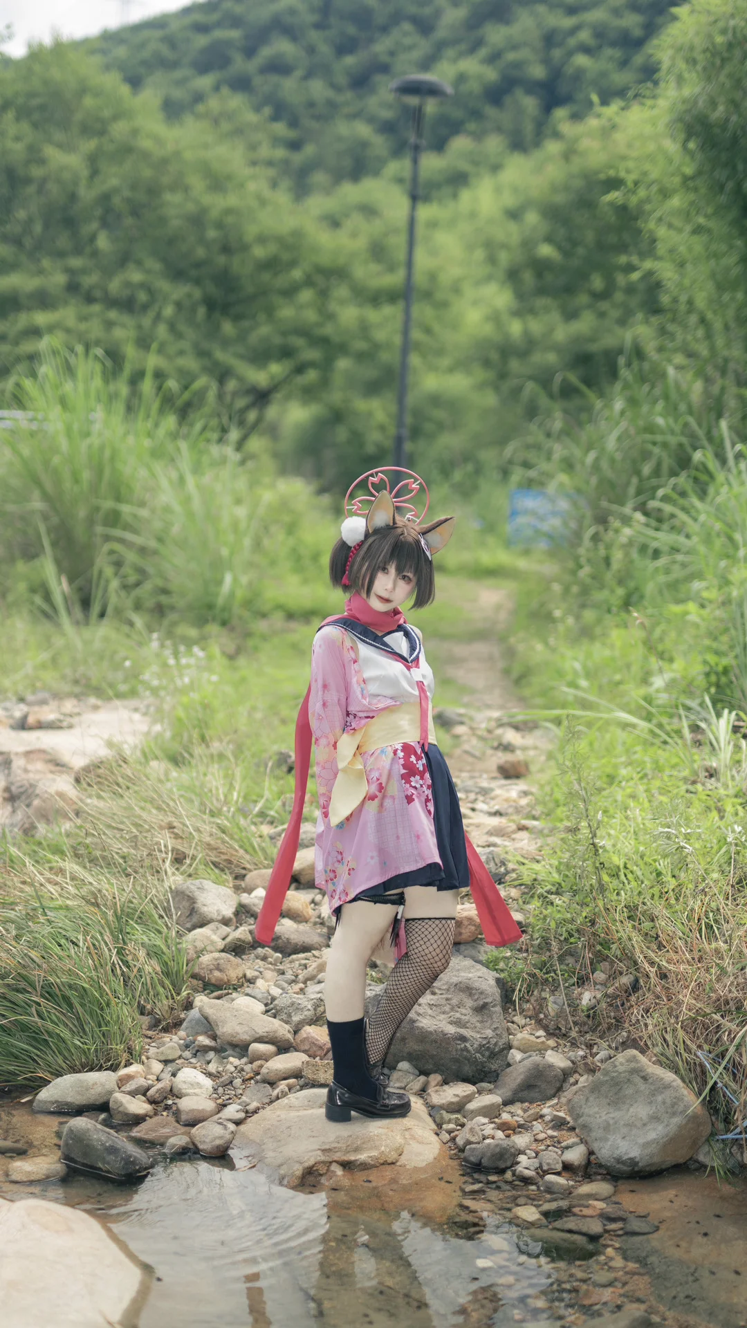 【久田イズナ コスプレ】『ブルーアーカイブ』夏の清流沿い、子狐の躍動する瞬間 - 6 枚目
