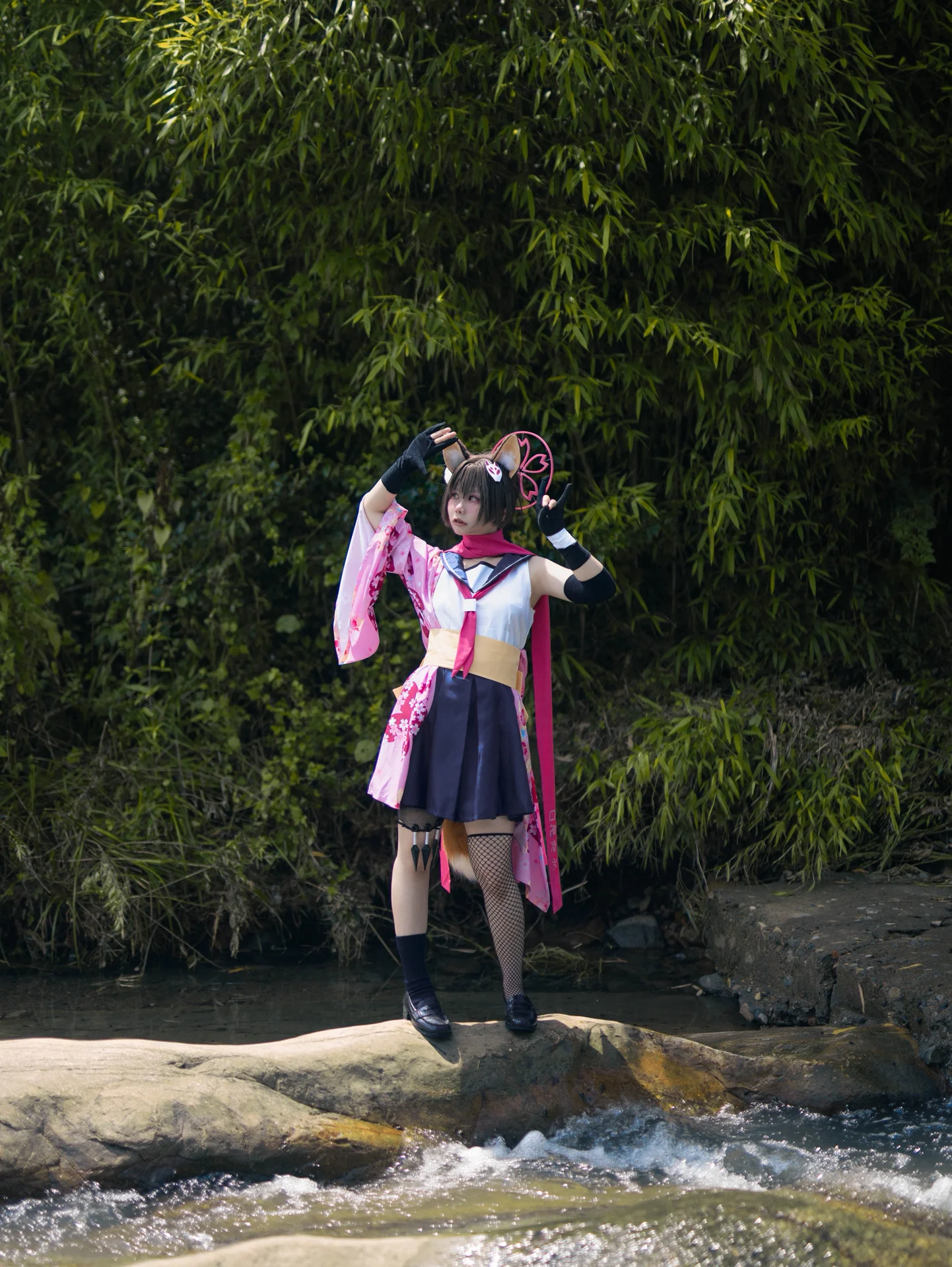 【久田イズナ コスプレ】『ブルーアーカイブ』夏の清流沿い、子狐の躍動する瞬間 - 8 枚目