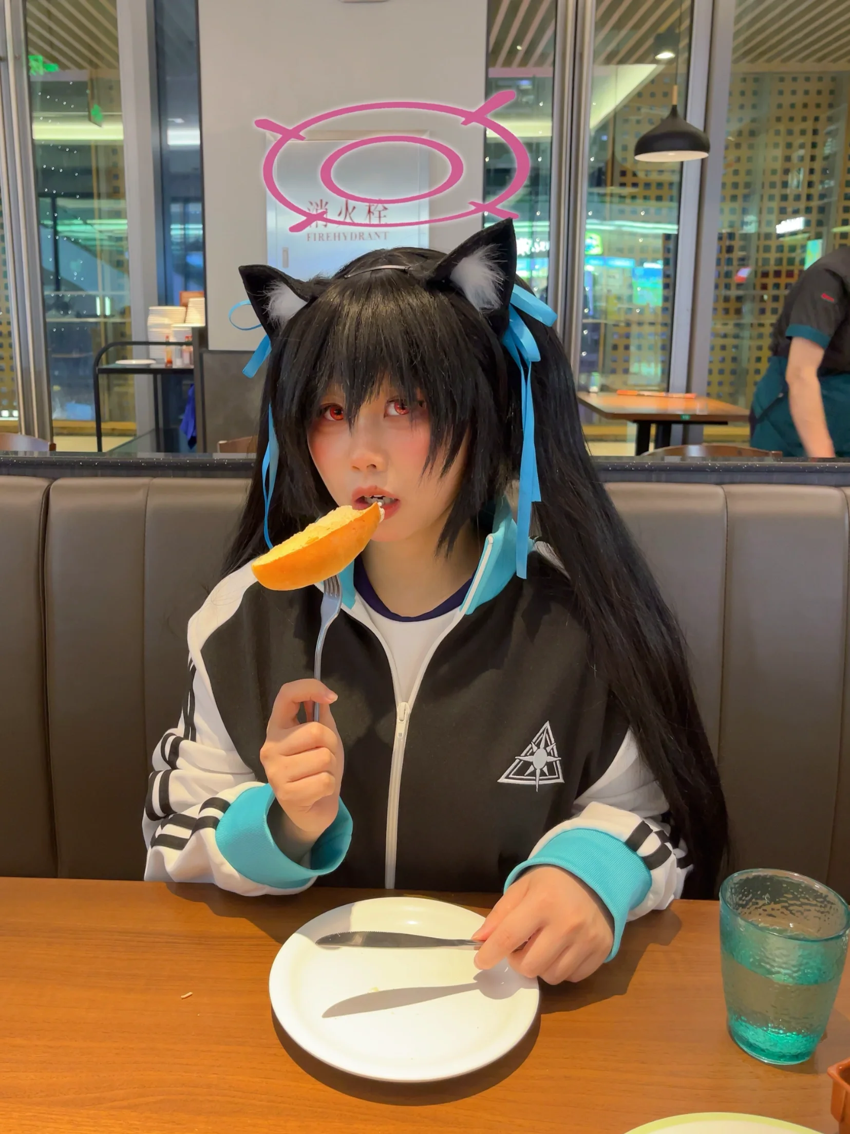 【黑见芹香cos】碧蓝档案的日常，在餐厅里吃个面包 - 第 2 张