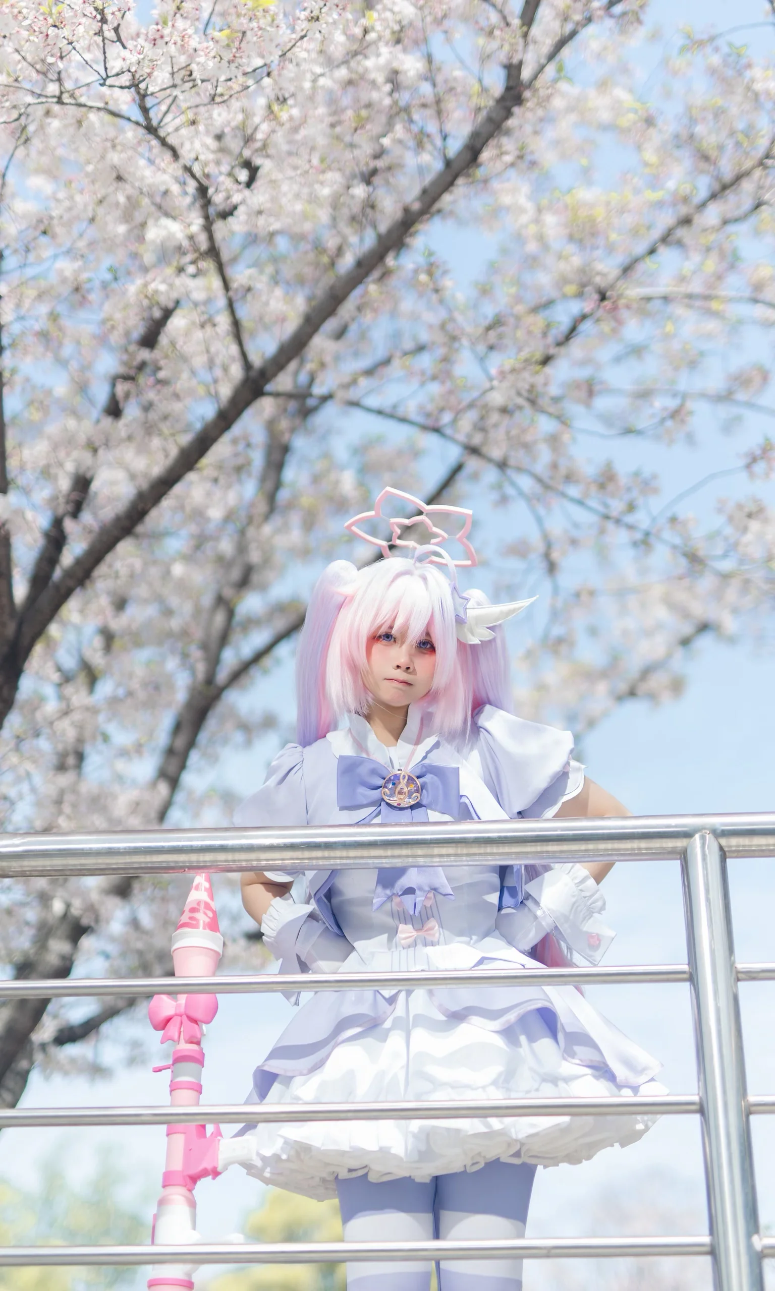 【宇沢レイサ コスプレ】桜の下で切り取るブルーアーカイブの魔法少女の瞬間
