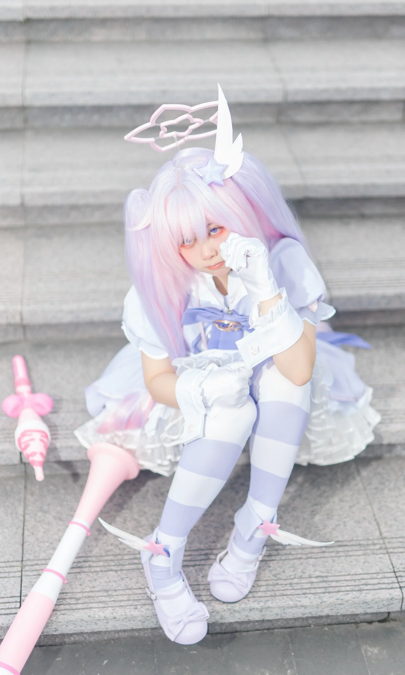 浅紫色调的魔法少女装扮，坐在台阶上放空的午后 - 第 1 张