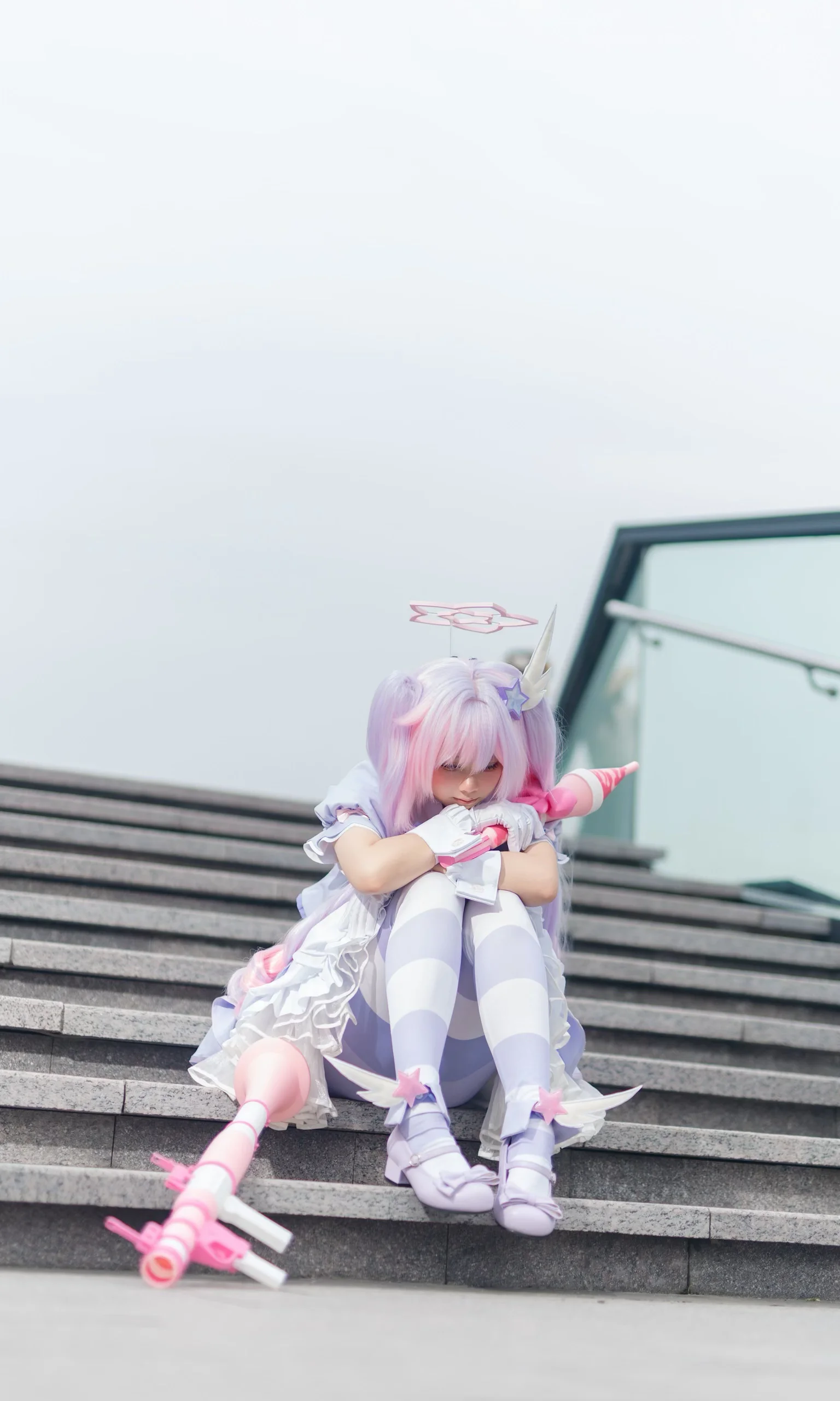 浅紫色调的魔法少女装扮，坐在台阶上放空的午后 - 第 2 张