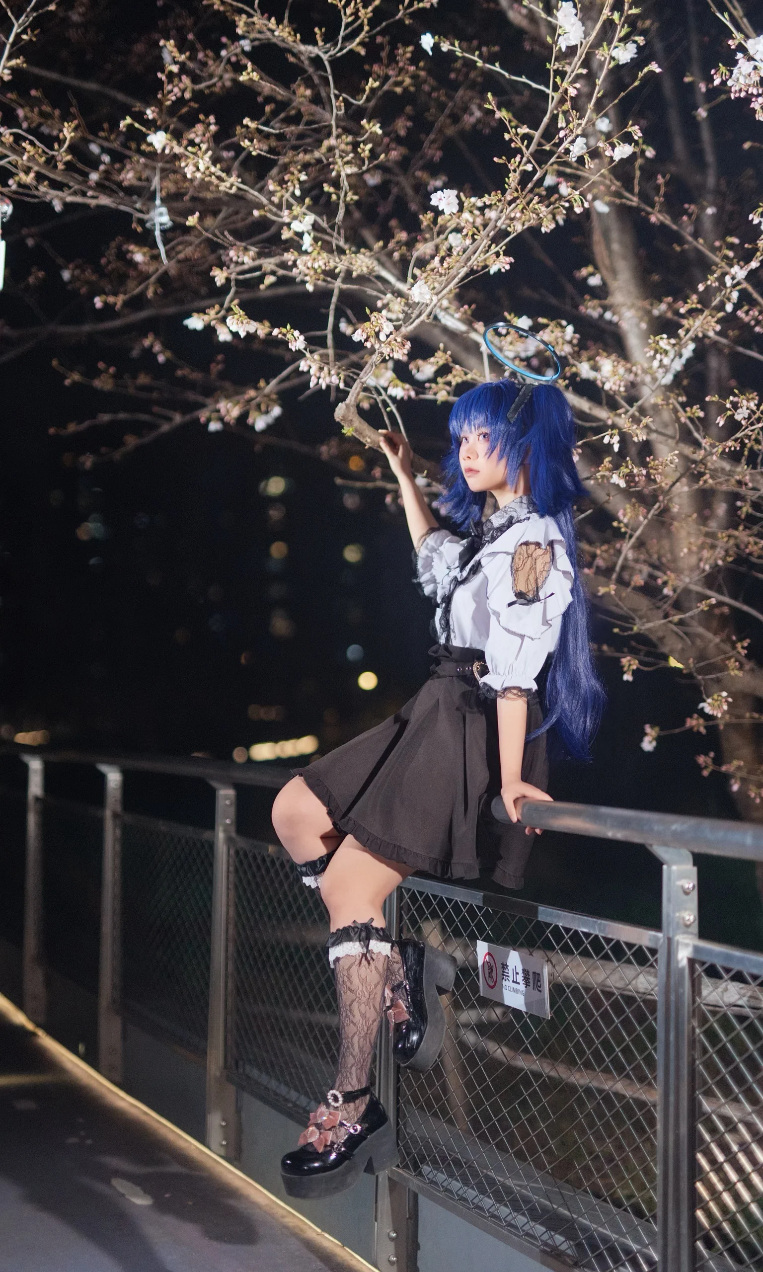 【早濑优香cos】夜樱下的蓝光，与复古穿搭的定格瞬间 - 第 2 张