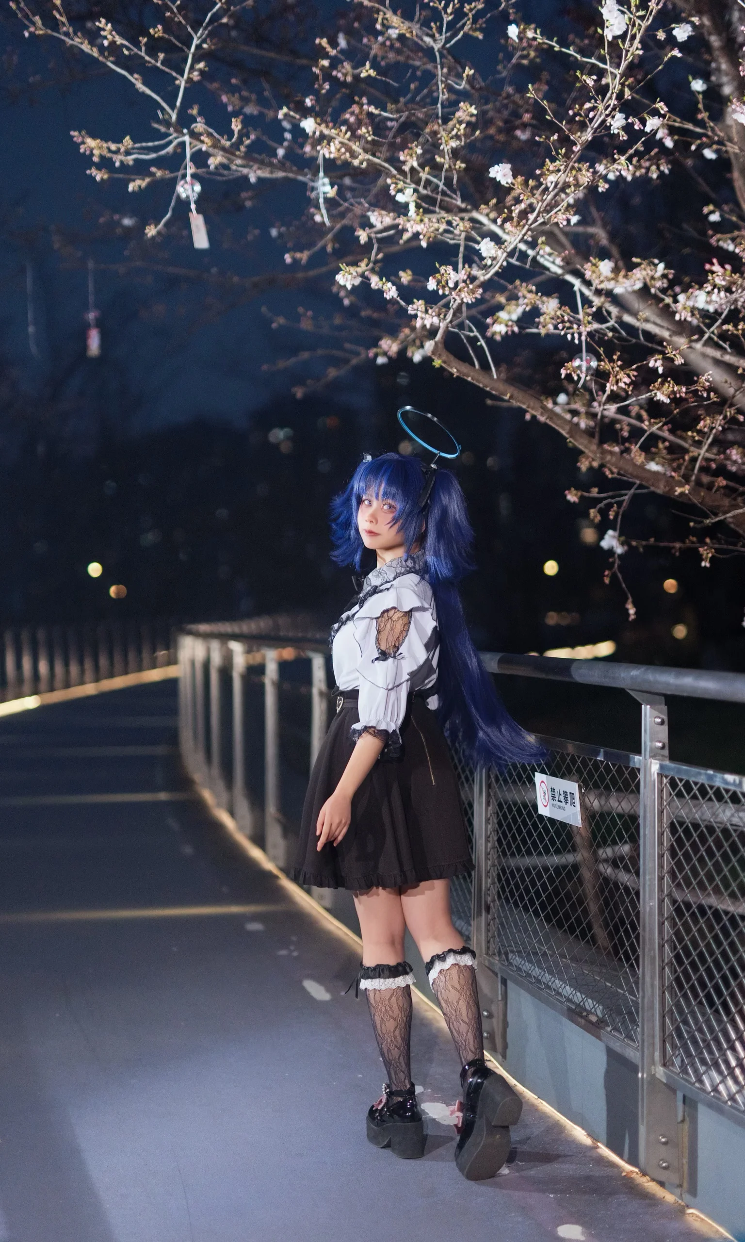 【早濑优香cos】夜樱下的蓝光，与复古穿搭的定格瞬间 - 第 4 张