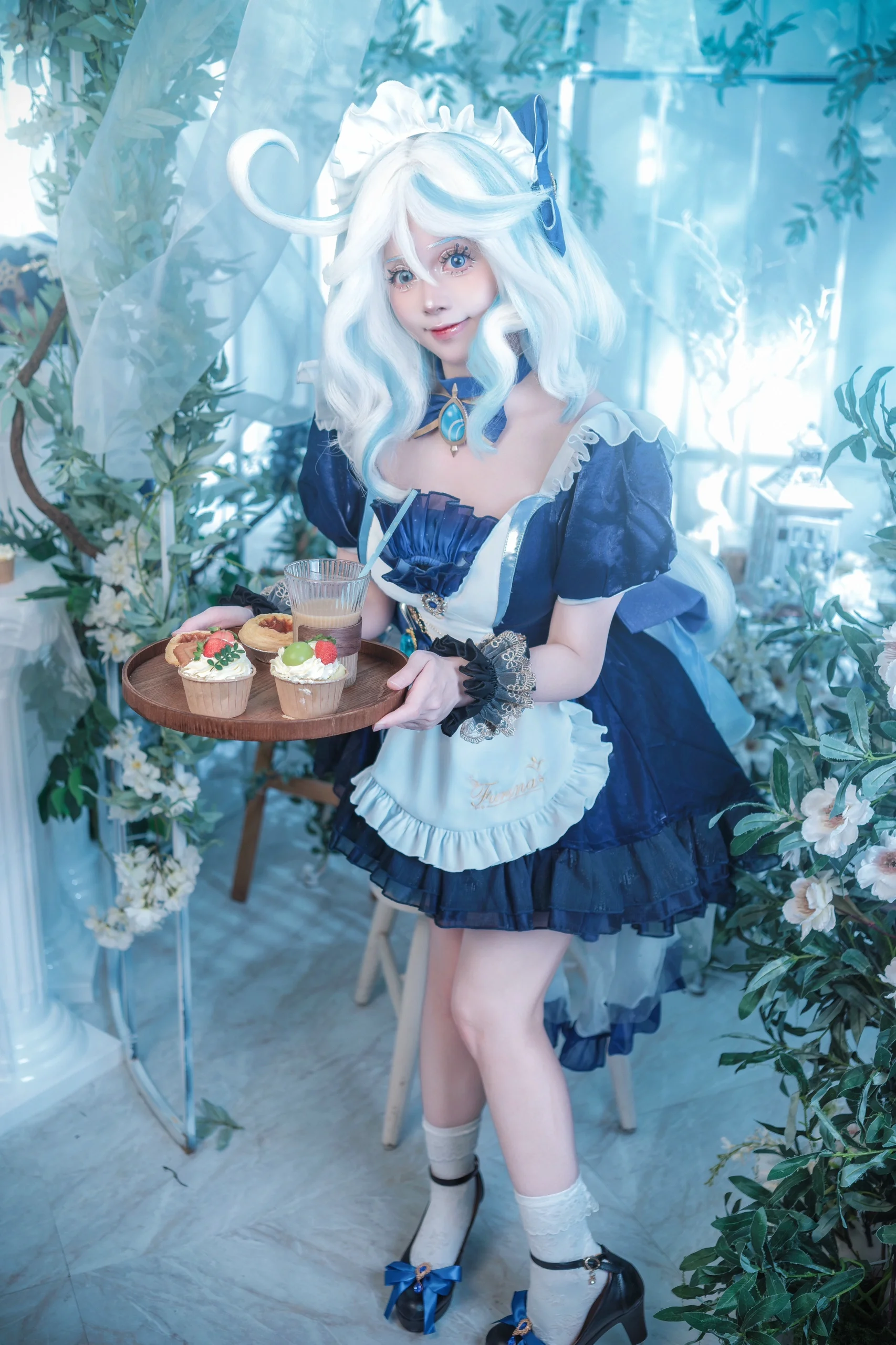 【芙宁娜cos】蓝白梦幻女仆装，吊篮光影里的甜美感 - 第 1 张