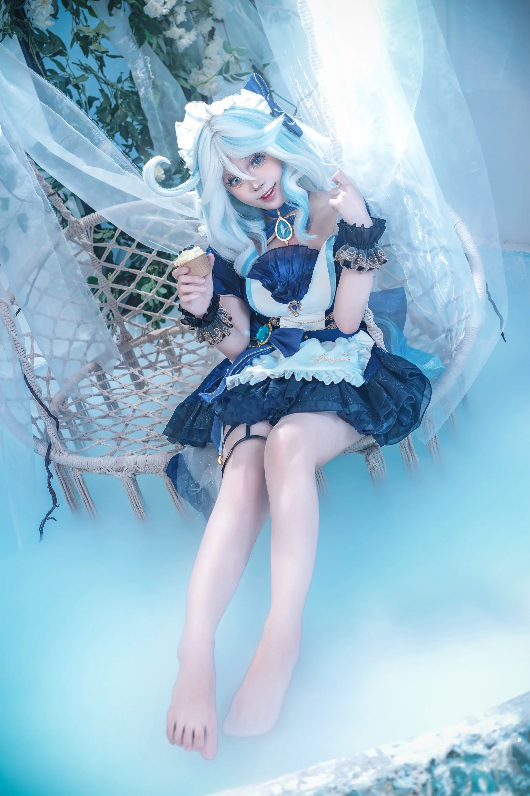 【芙宁娜cos】蓝白梦幻女仆装，吊篮光影里的甜美感 - 第 2 张