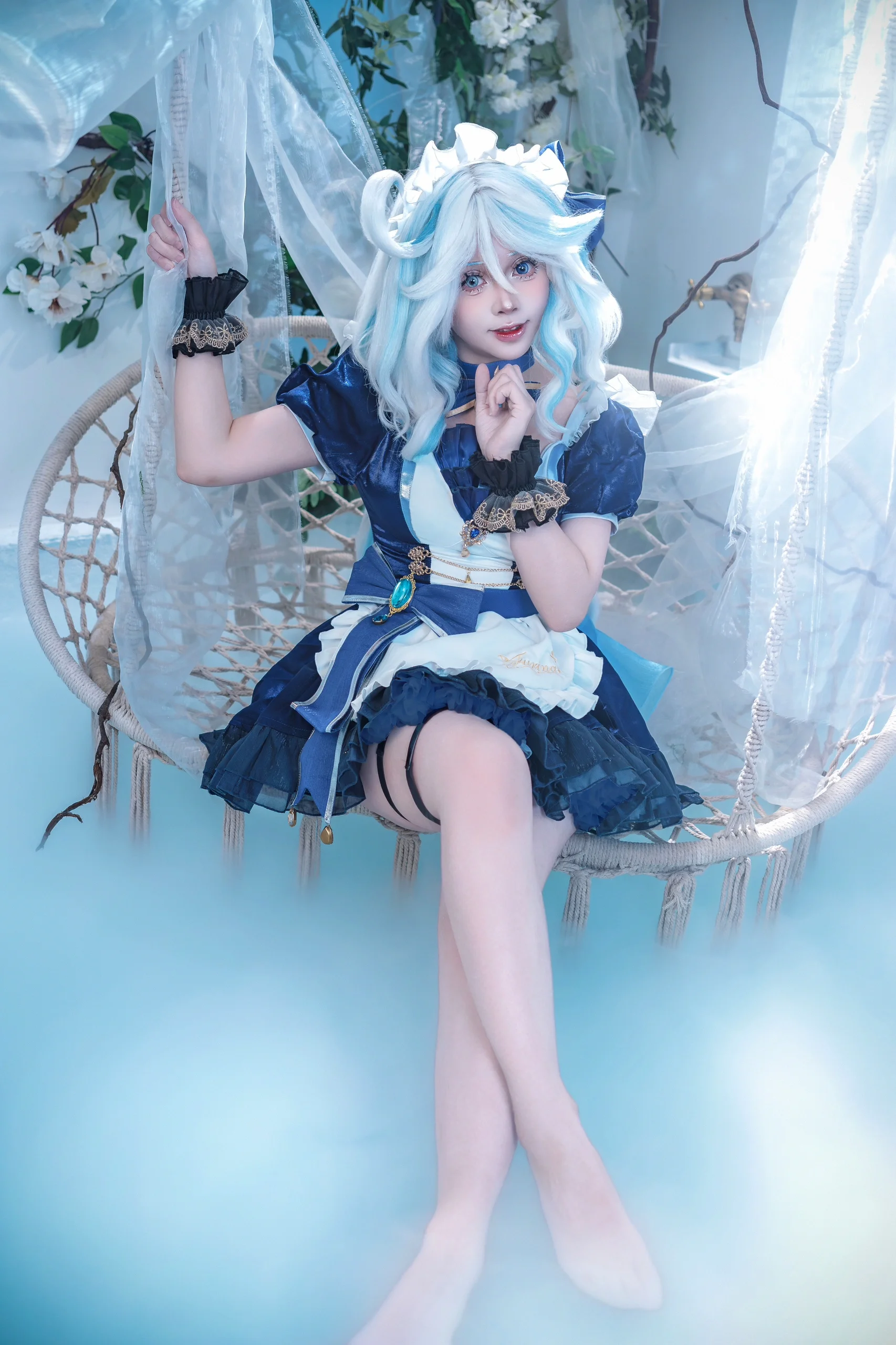 【芙宁娜cos】蓝白梦幻女仆装，吊篮光影里的甜美感