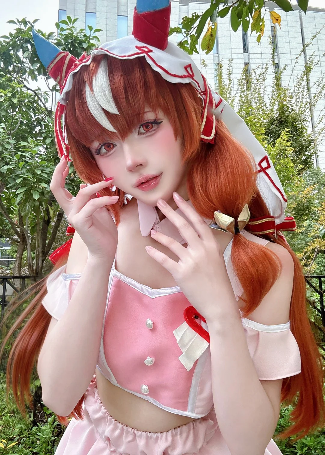 【愛如往昔cos】賽馬娘標誌性紅髮與兜帽的戶外拍攝記錄 - 第 1 張
