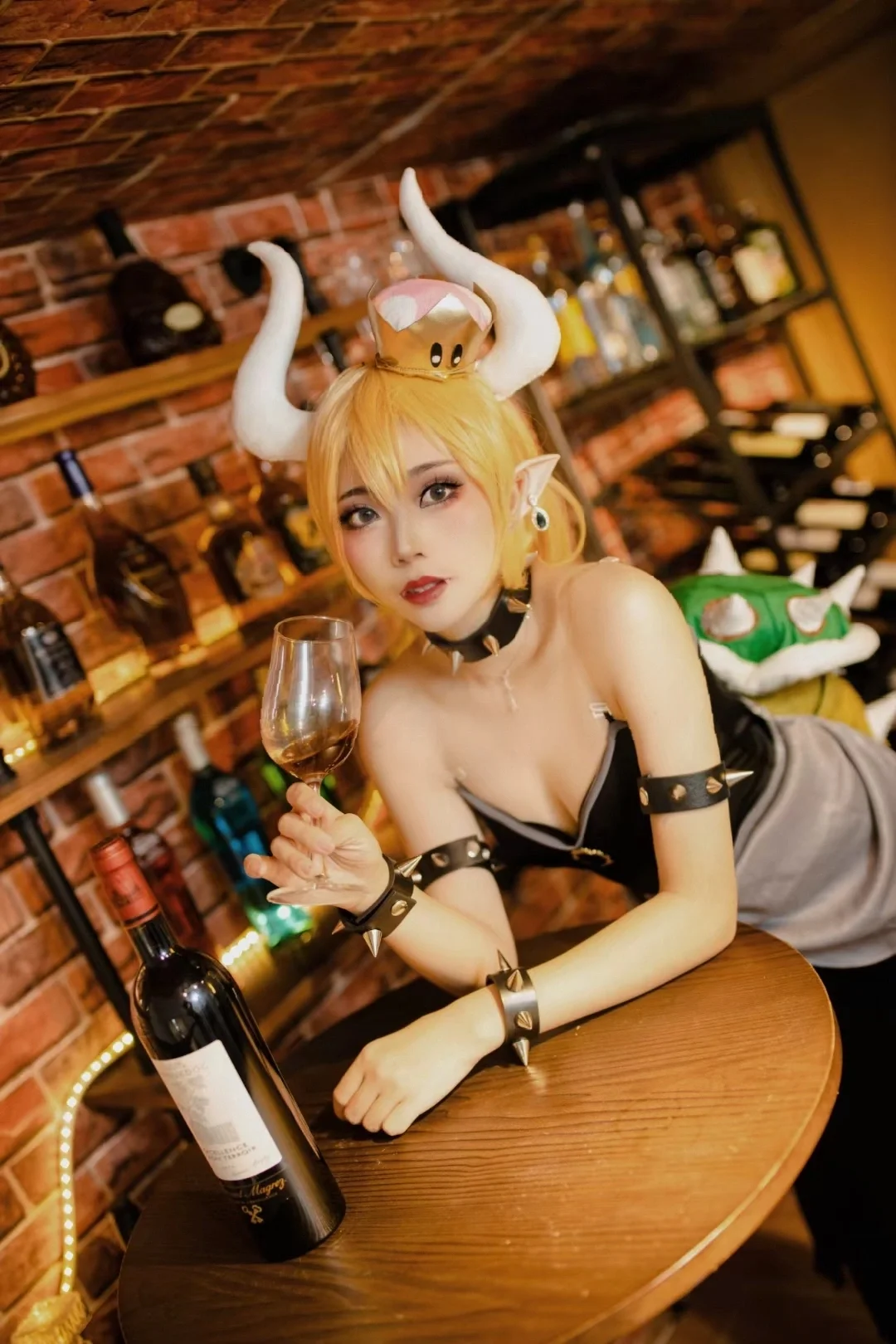 酒吧暖光与尖角造型的cosplay正片分享