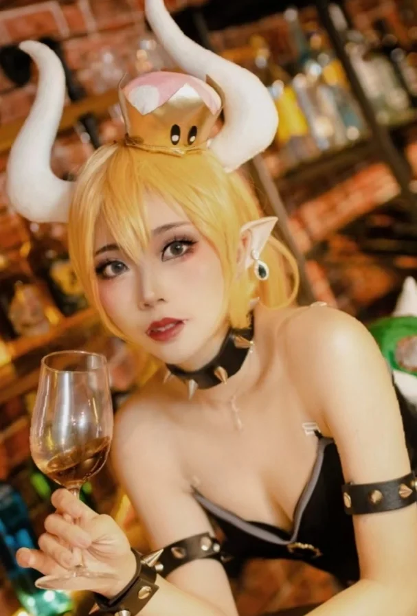 酒吧暖光与尖角造型的cosplay正片分享 - 第 2 张