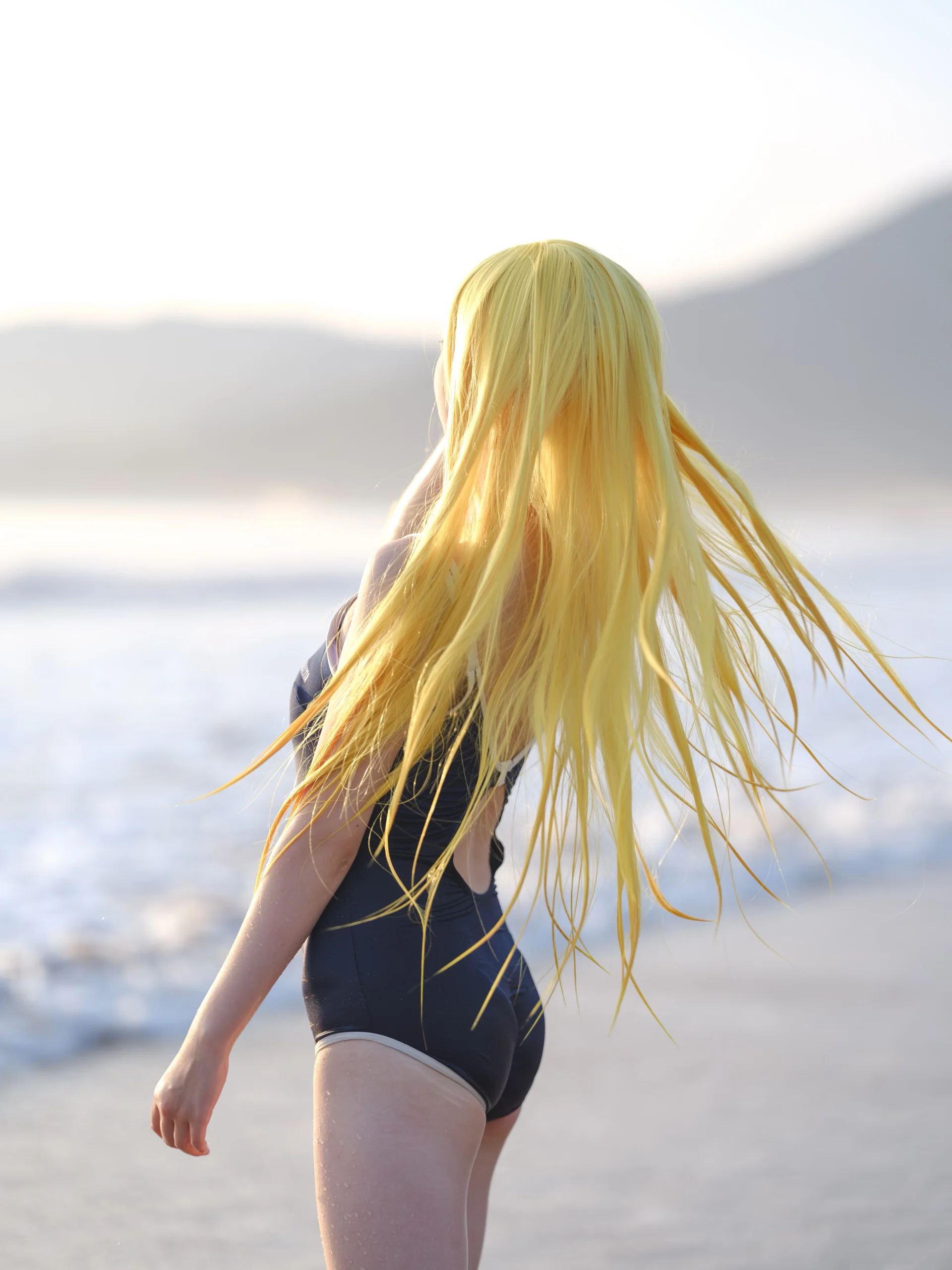 夏日重现的海岸线，逆光与海风里的泳装外景 - 第 1 张