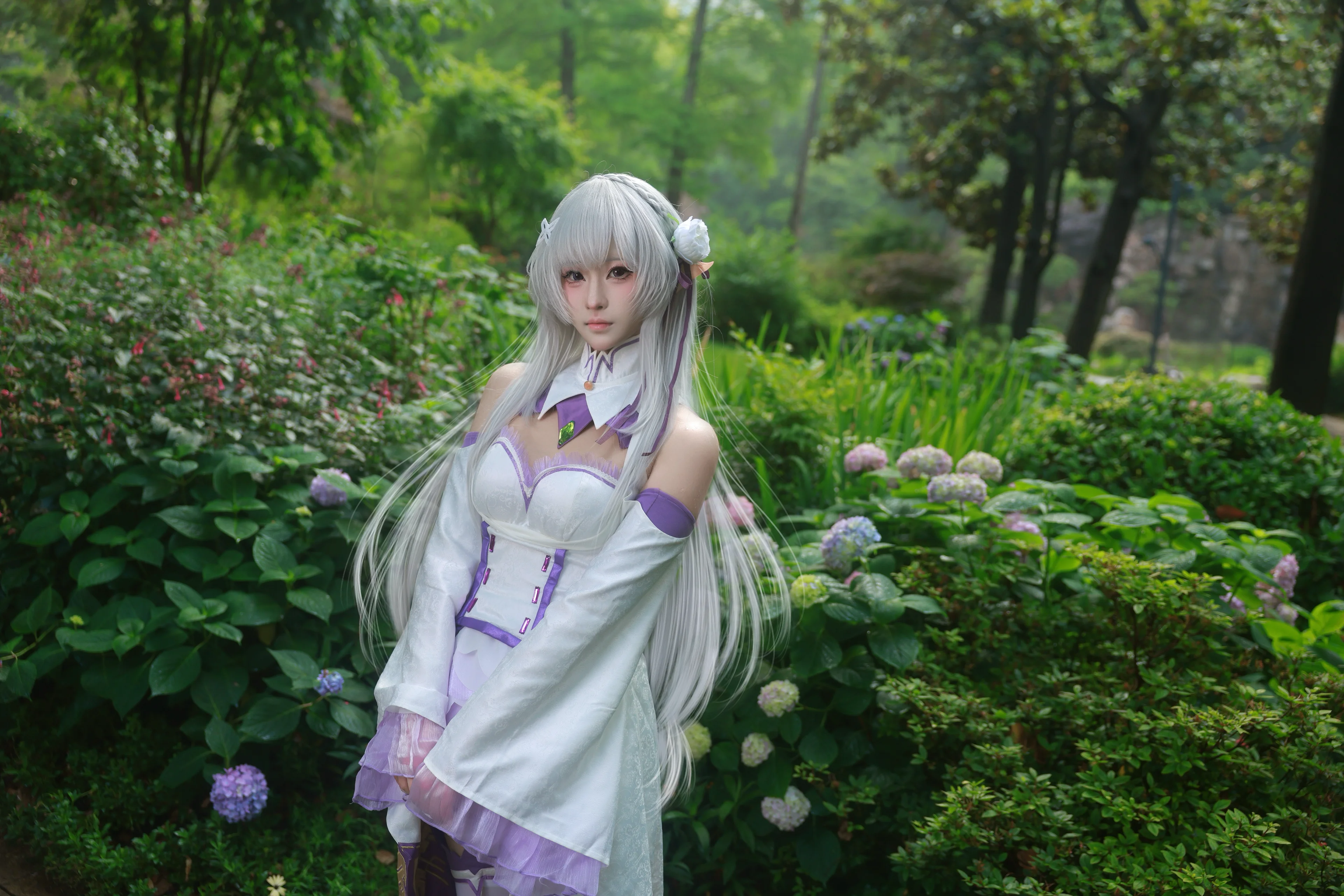 【爱蜜莉雅cos】初夏的绣球花丛，捕捉属于银发少女的纯净瞬间