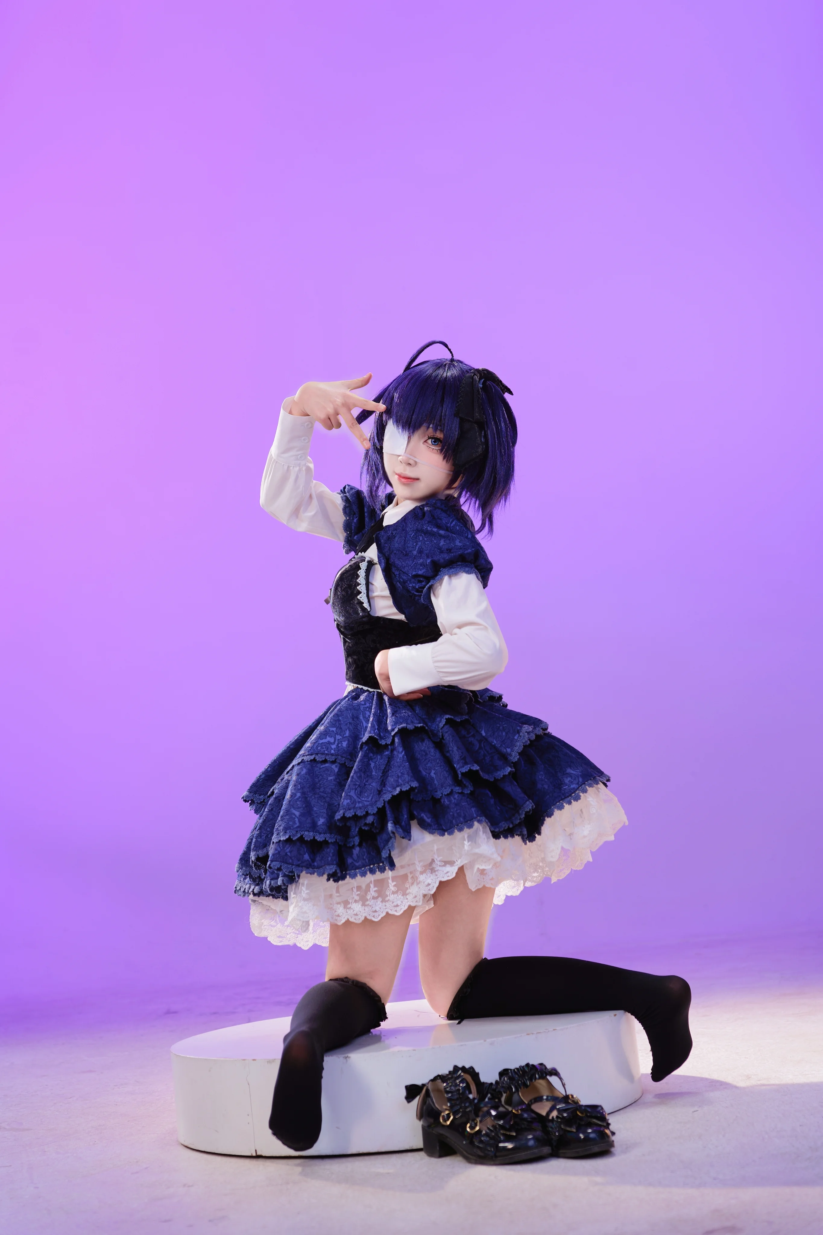 【小鳥遊六花 コスプレ】眼帯と青黒の洋服が織りなす紫の光と影の瞬間