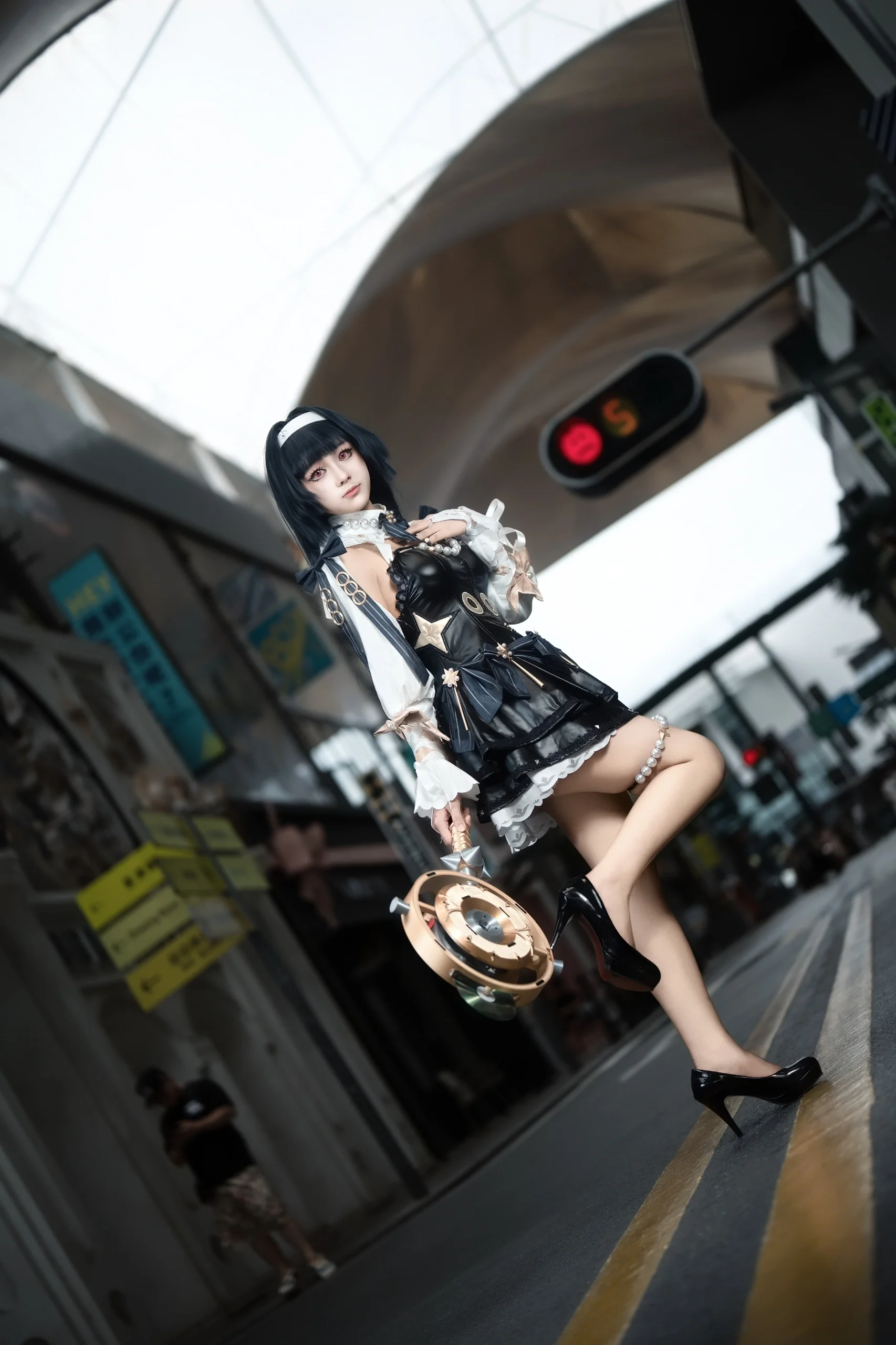 【耀嘉音コスプレ】棠下の街頭で魅せる白黒の質感とカジュアルショットの記録