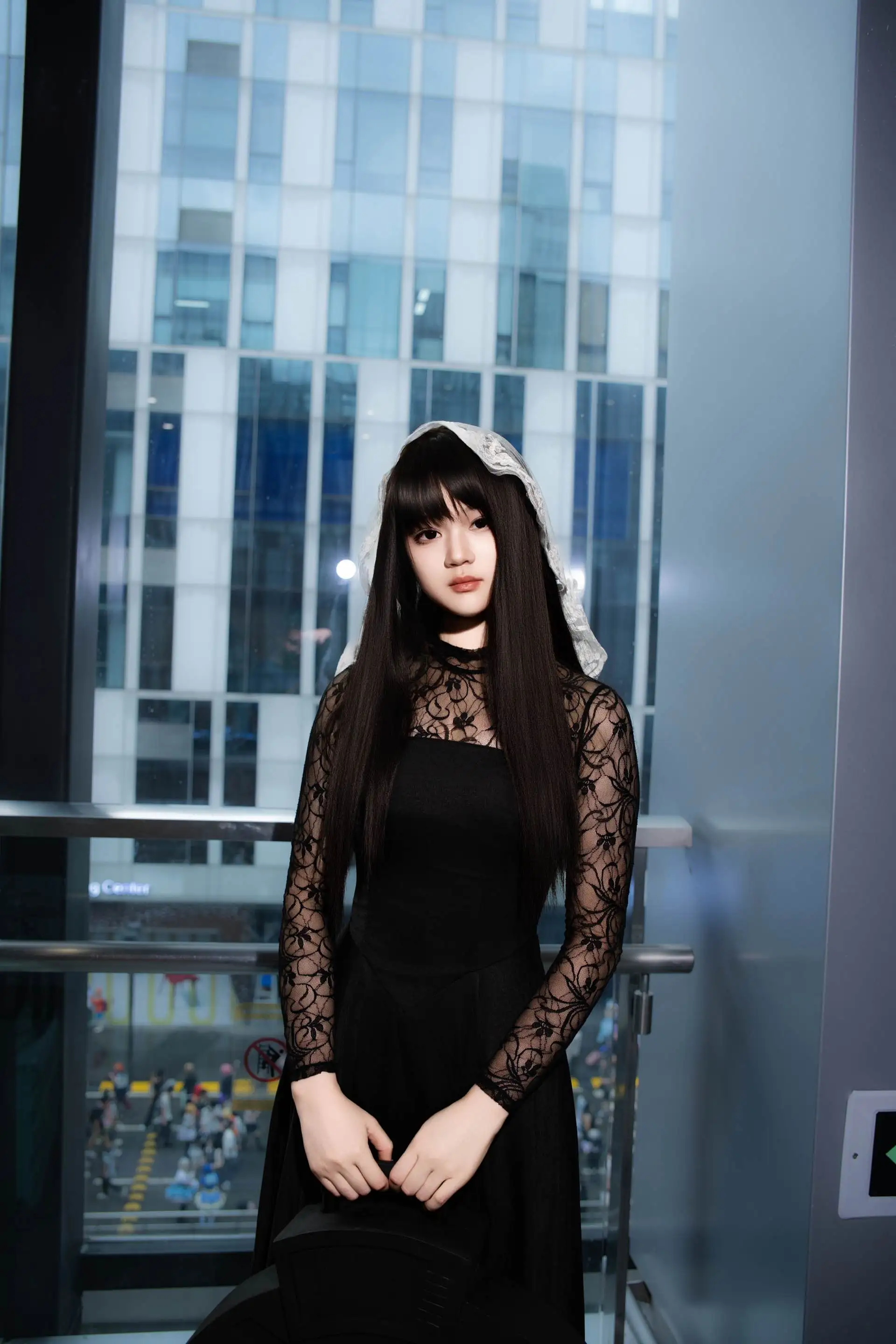萤火虫漫展的修女造型，配上巨形电锯道具 - 第 3 张