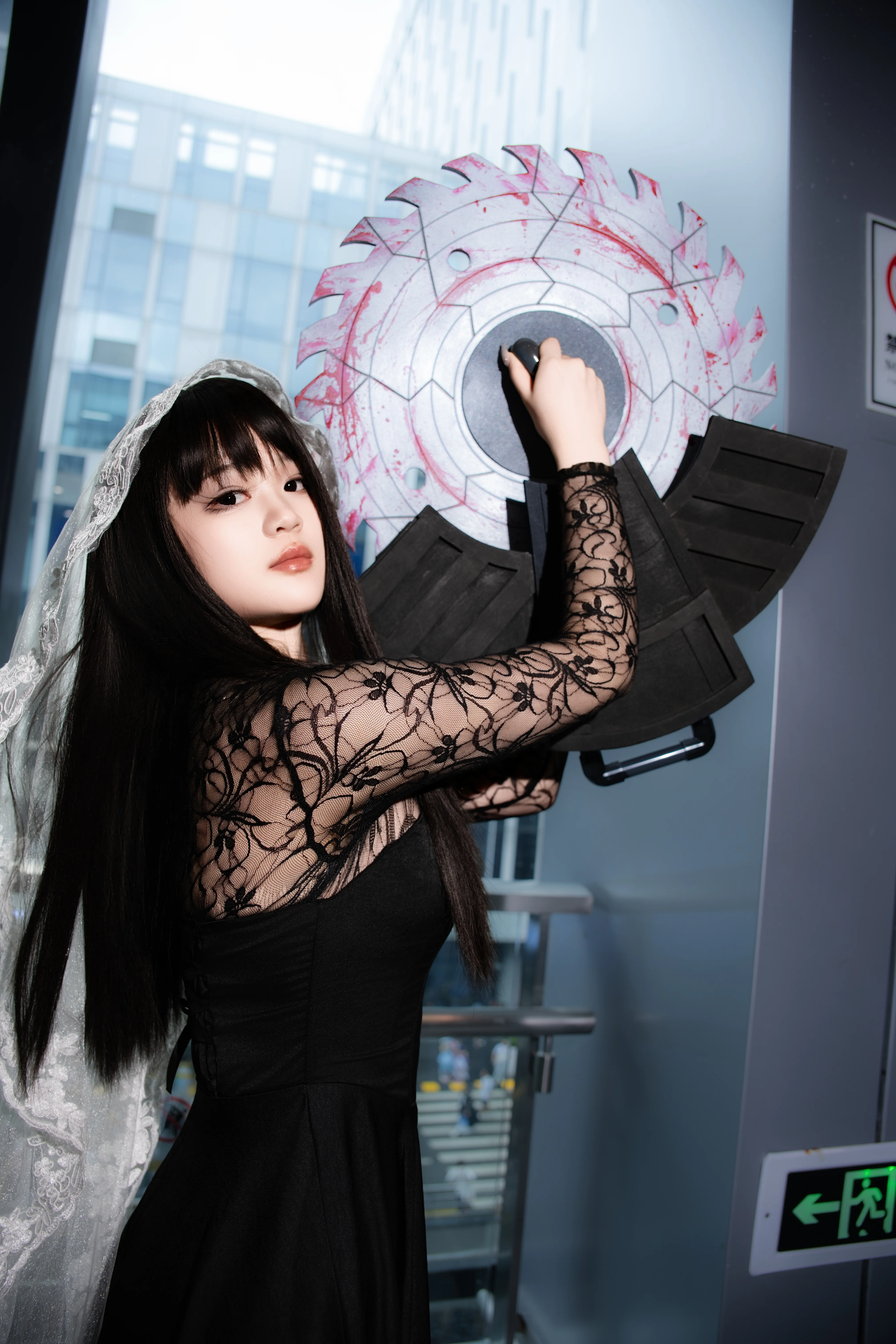 萤火虫漫展的修女造型，配上巨形电锯道具 - 第 4 张