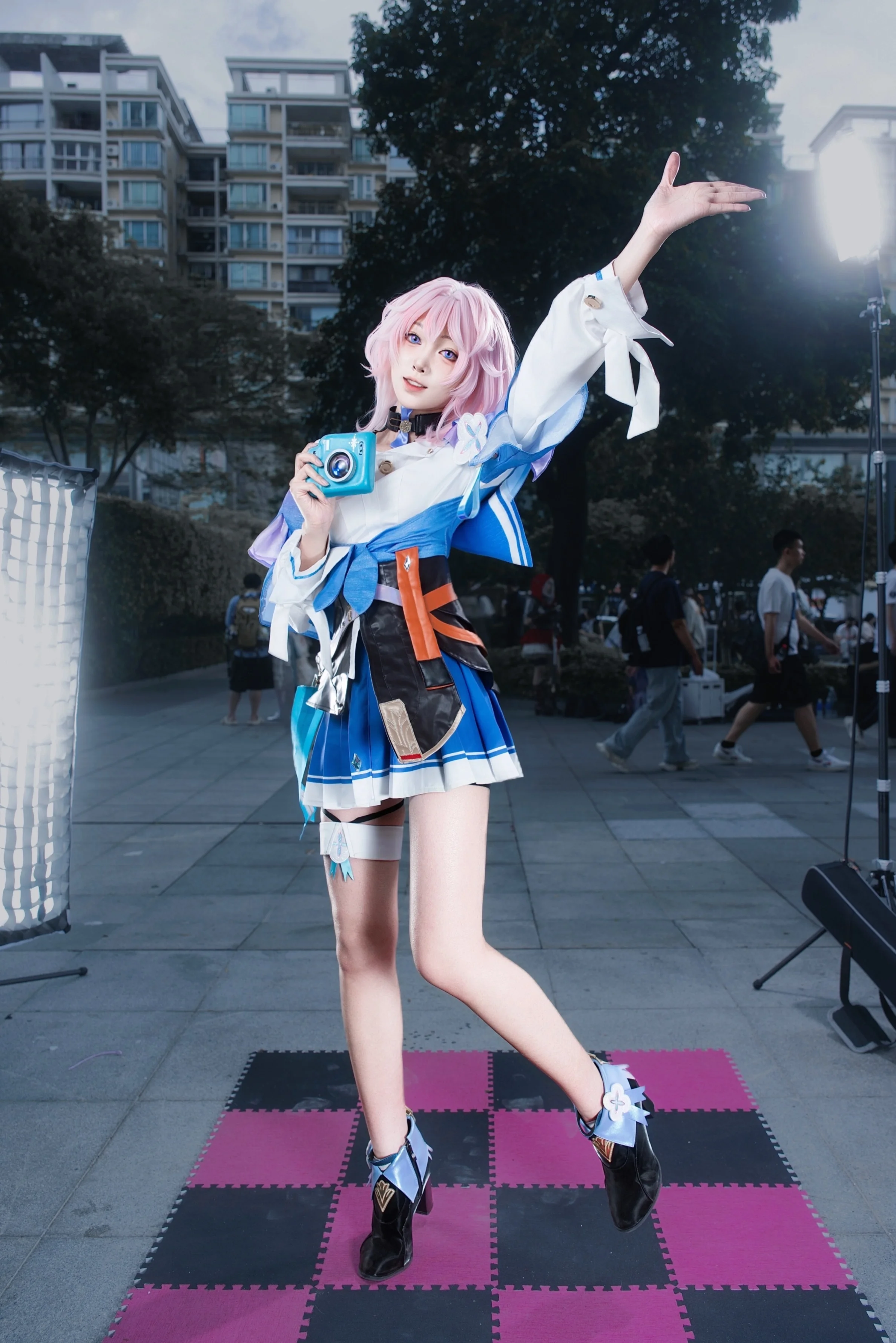 【三月七cos】崩坏星穹铁道，拿着相机的少女与萤火虫漫展的午后 - 第 4 张
