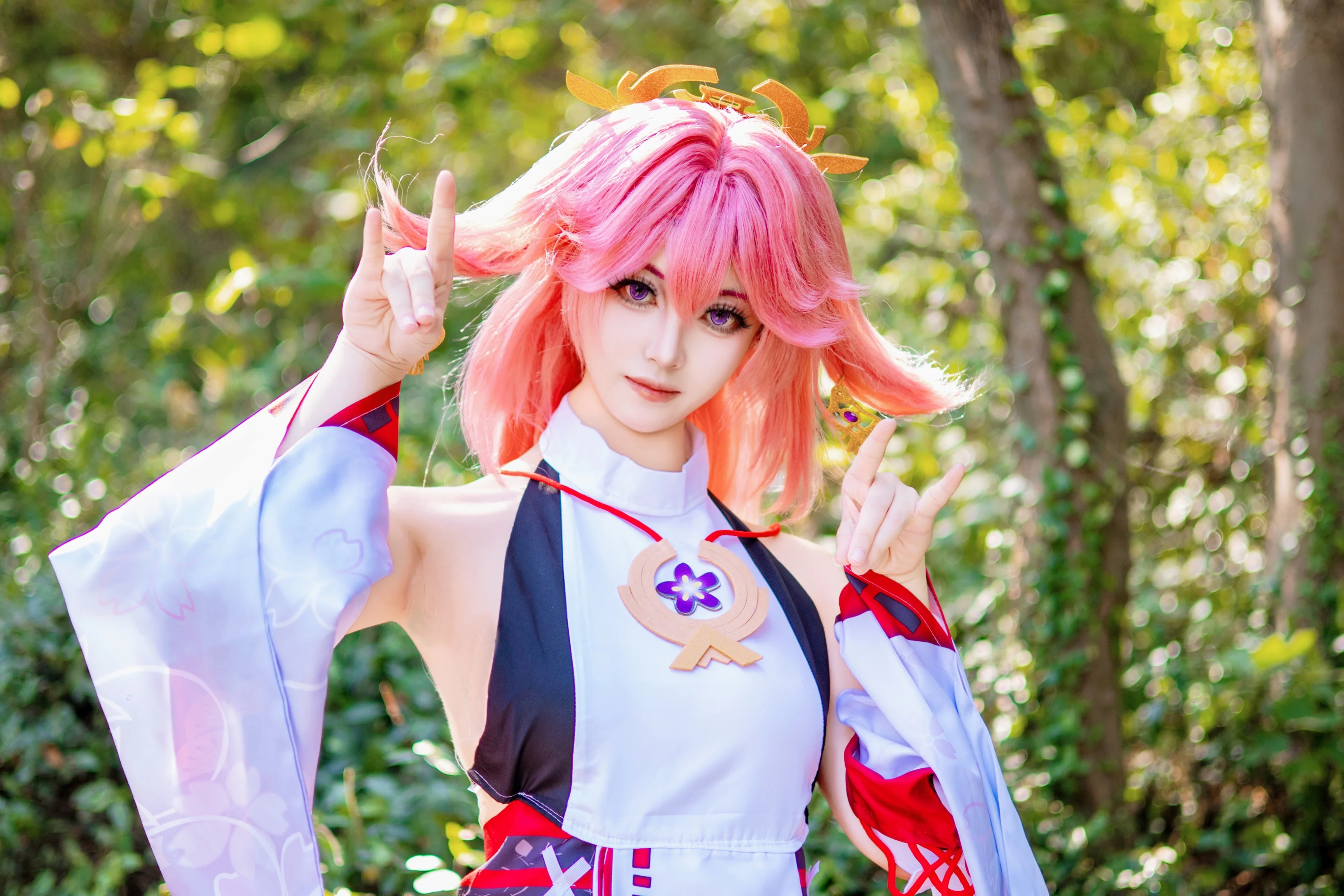 八重神子cos 坐在岩石上的粉发巫女，倾听人类的故事 - 第 3 张