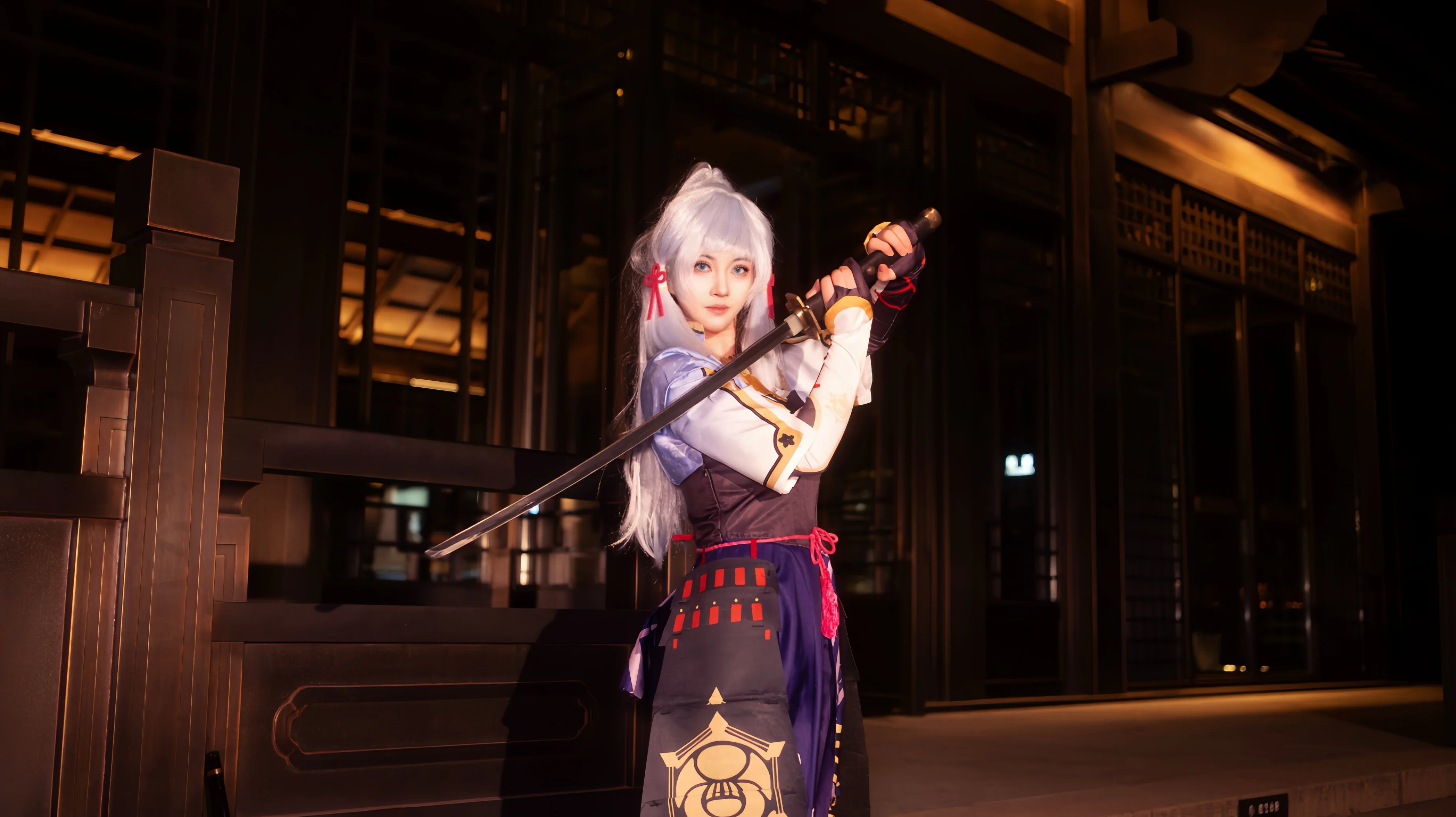 【神里绫华cos】夜色中的白鹭，太刀出鞘的身姿 - 第 2 张