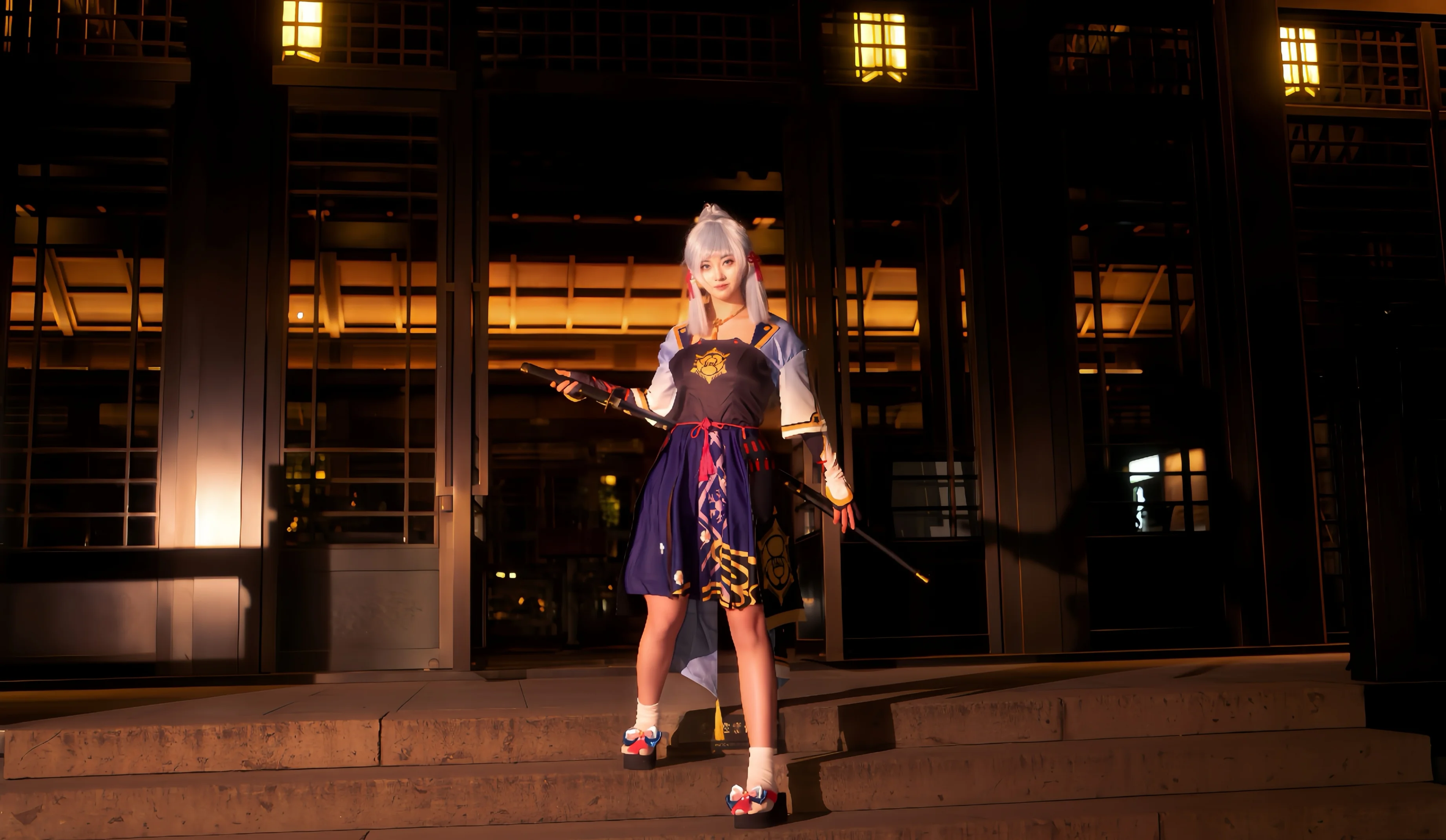 【神里绫华cos】夜色中的白鹭，太刀出鞘的身姿 - 第 4 张