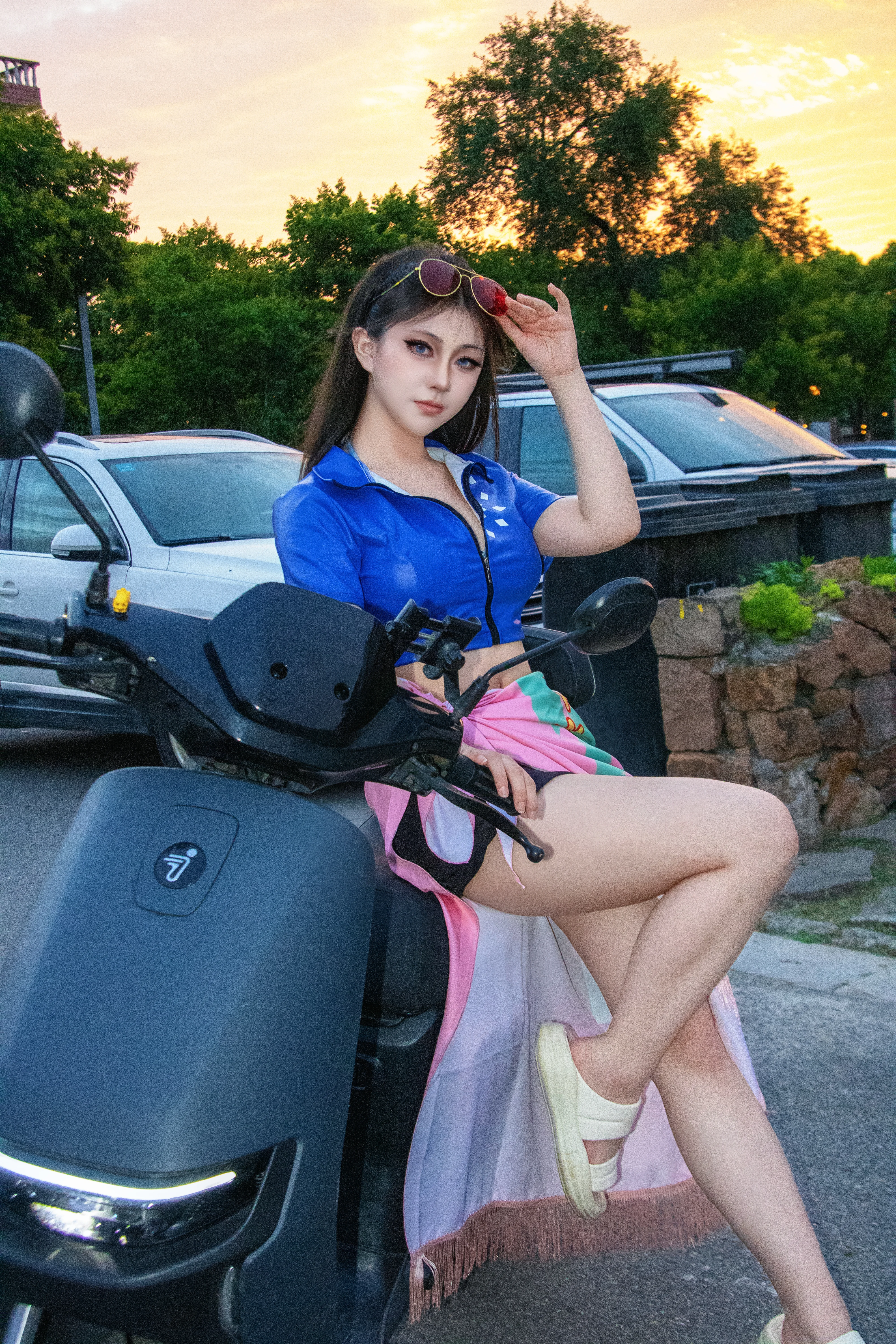【ロビンのコスプレ】ONE PIECE 夏のストリート版、電動スクーターに乗ってドライブへ - 2 枚目