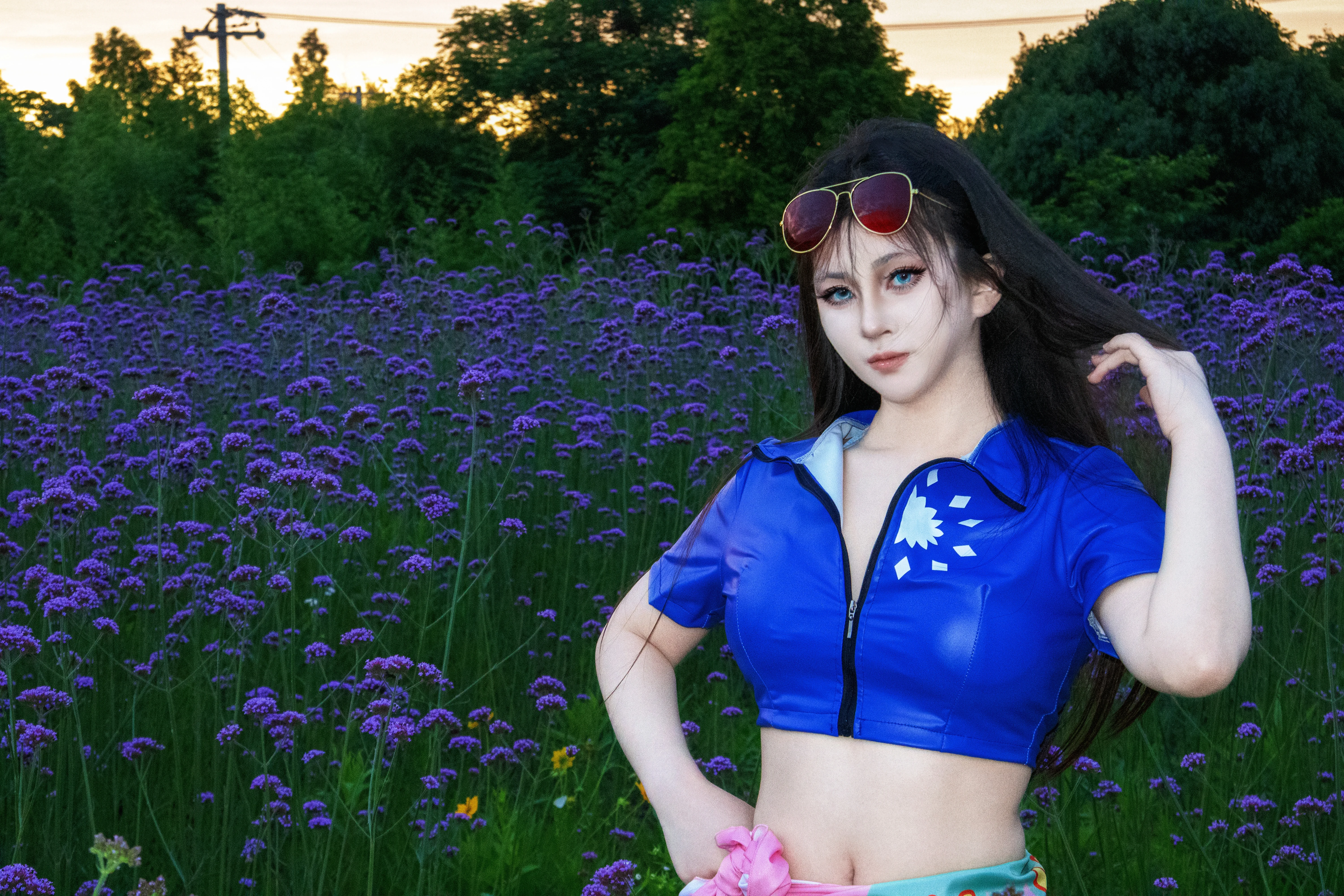 【ロビンのコスプレ】ONE PIECE 夏のストリート版、電動スクーターに乗ってドライブへ - 4 枚目