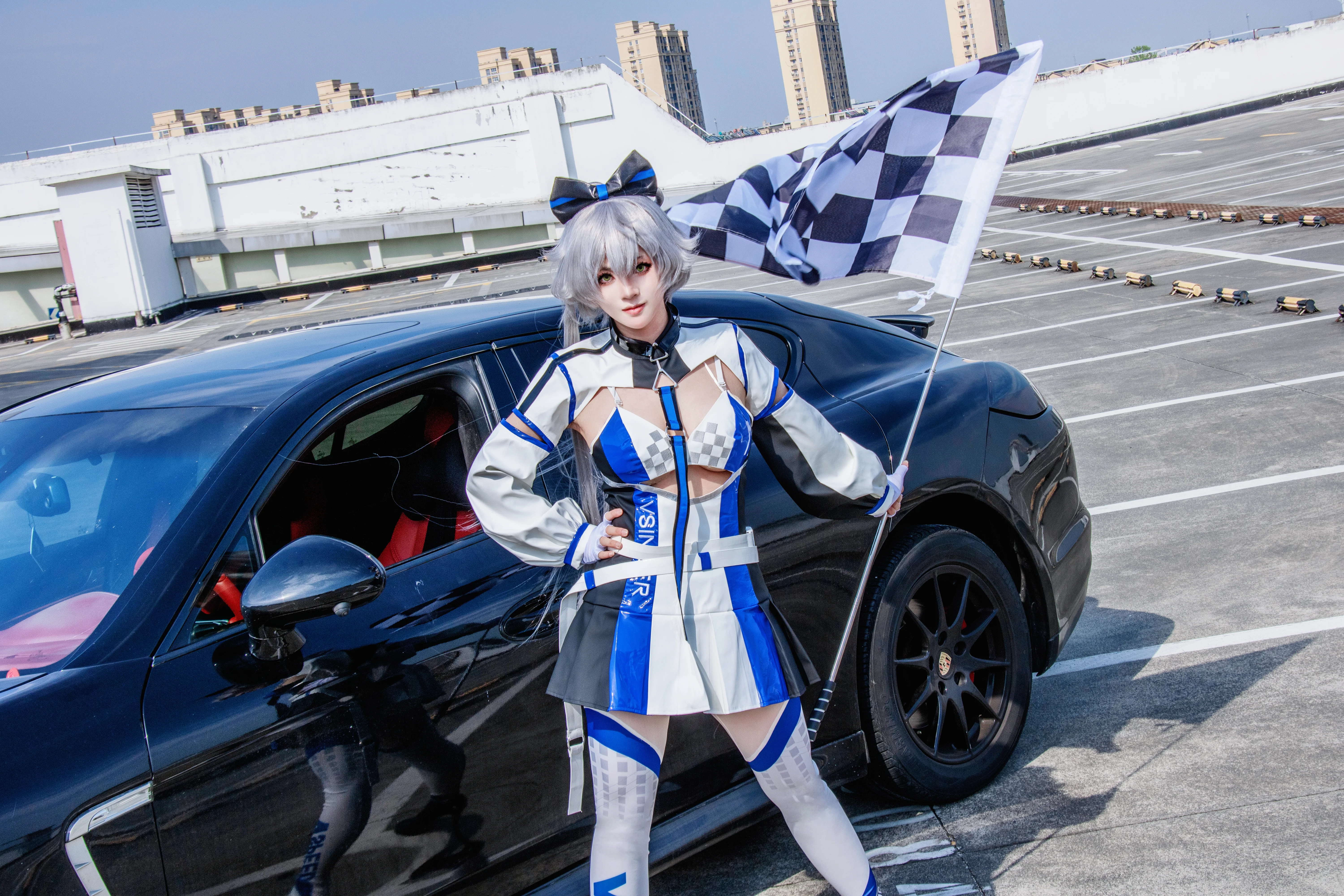 【洛天依cos】黑車與方格旗，頂樓停車場的賽道時刻 - 第 2 張