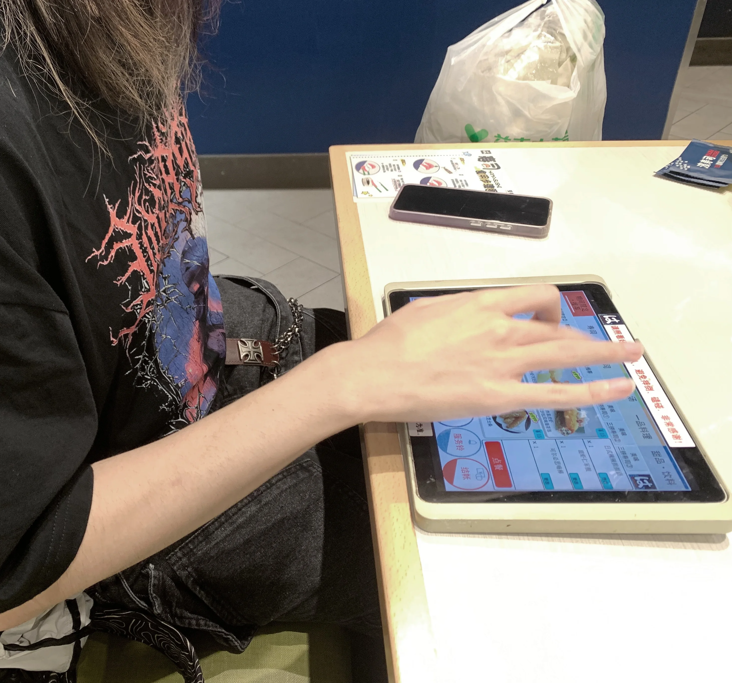 【洛天依cos】周末的清爽银灰穿搭，绿瞳黑框的日常感 - 第 11 张