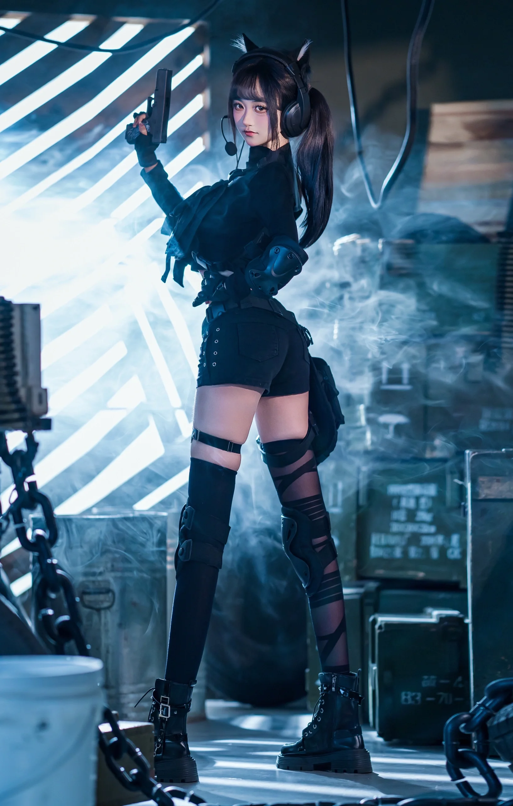 【楚漓cos】冷色调仓库里的战术少女，硬核装备下的降维打击