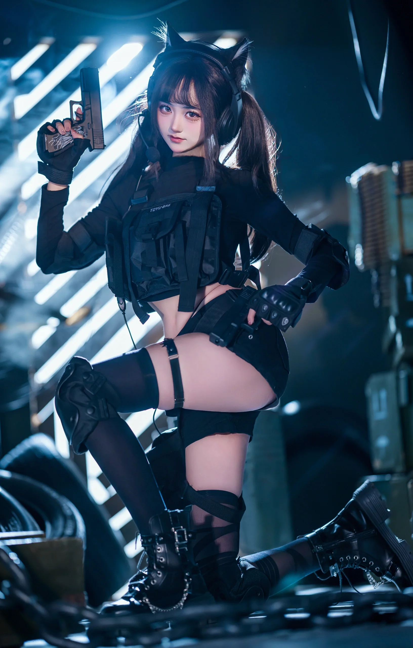 【楚漓cos】冷色调仓库里的战术少女，硬核装备下的降维打击 - 第 3 张