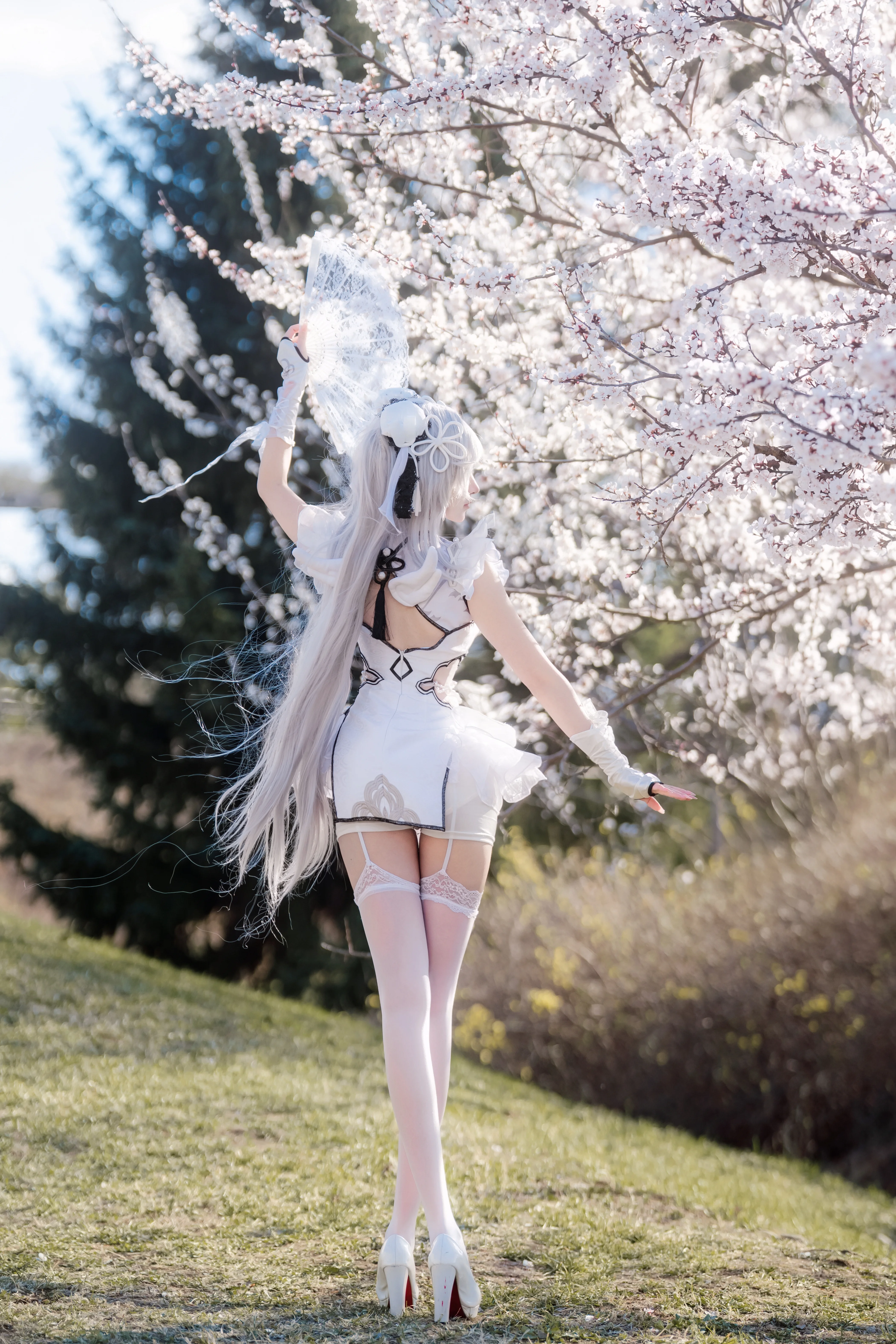[Yin Ziping Cosplay] Chalcedony Ice Core: The White and Light within a Flower Season Location Shoot - Image 1