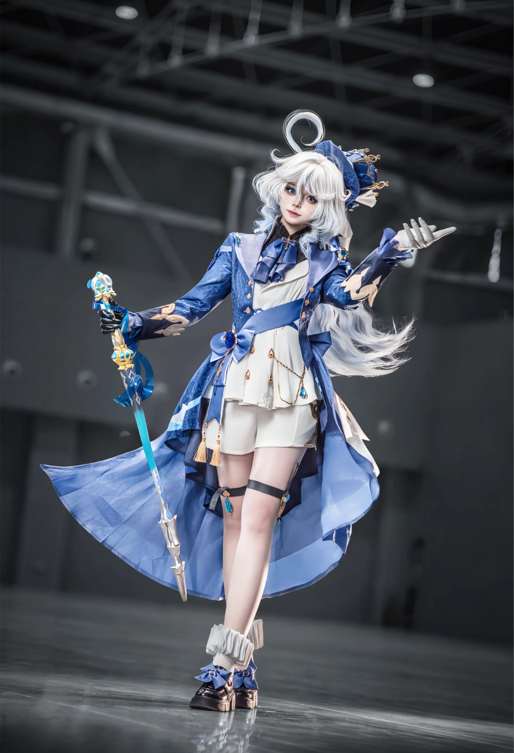 【芙宁娜cos】蓝色裙摆与舞台灯光下的谢幕瞬间