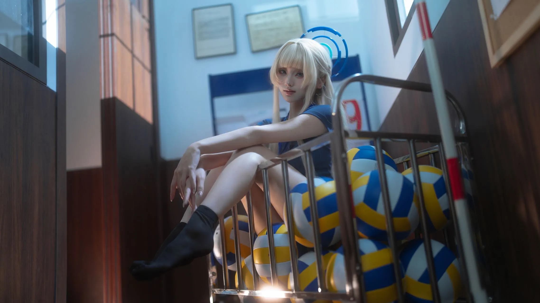 【飞鸟马时cos】在排球筐里尽情舒展的体操服瞬间 - 第 2 张