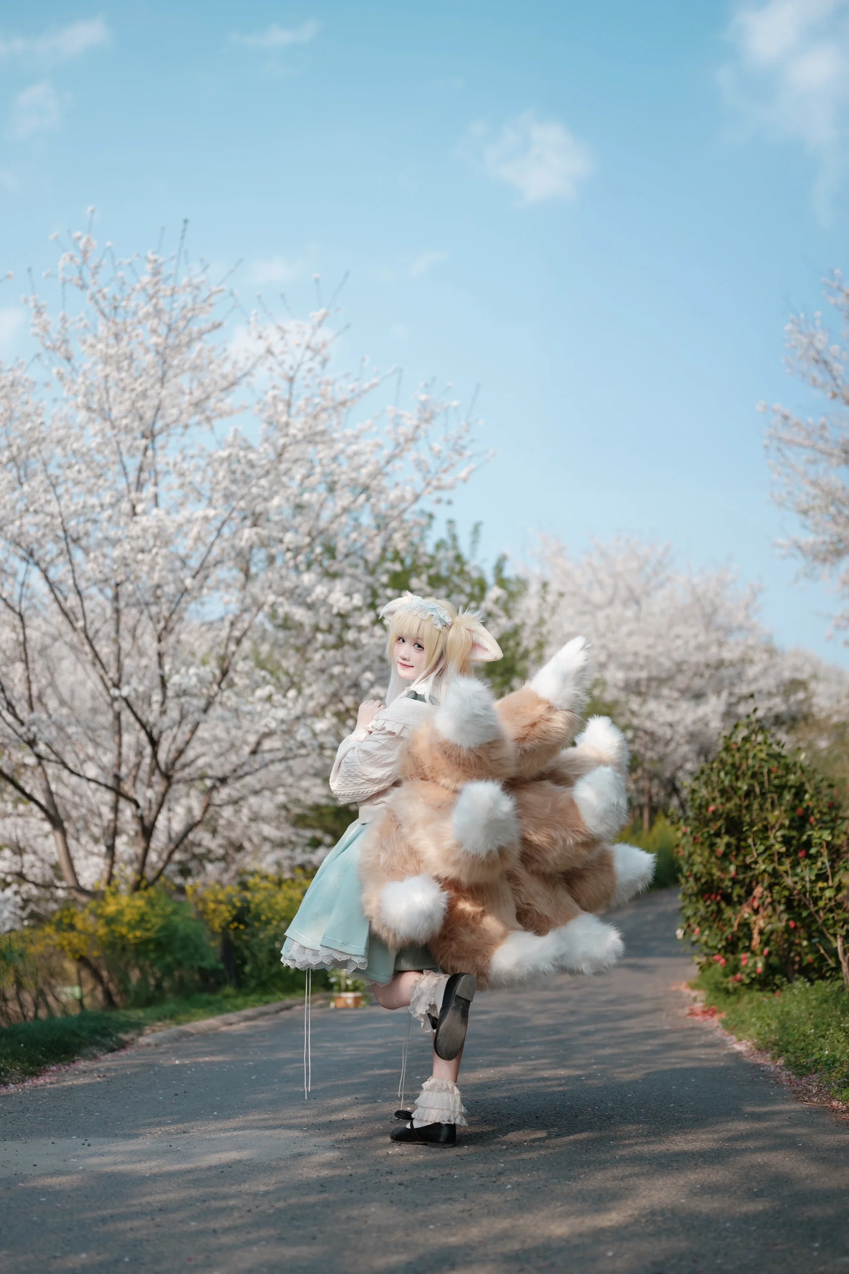 【铃兰cos】明日方舟春日企划，樱花树下的大尾巴干员