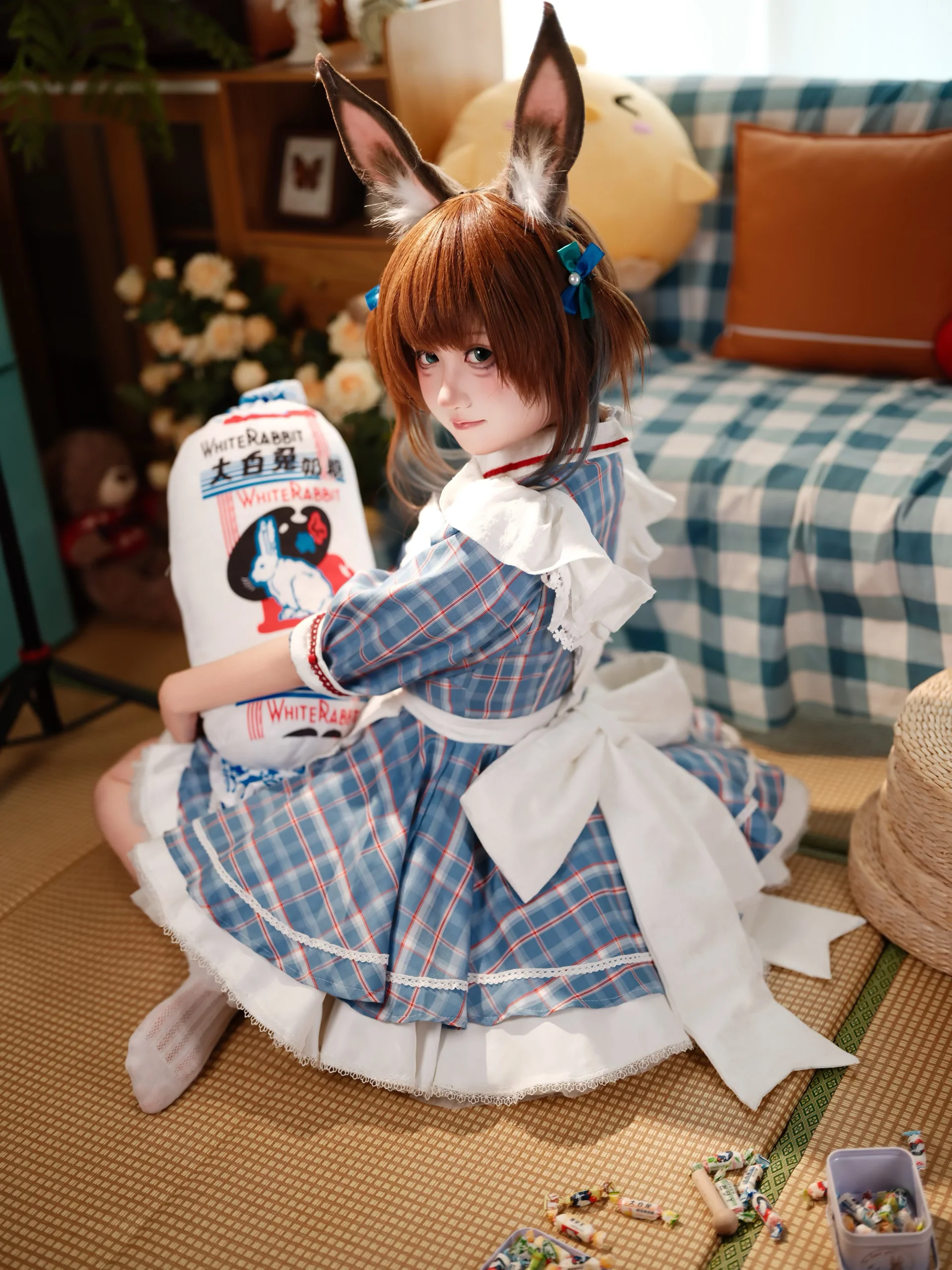 【阿米娅cos】明日方舟大白兔联动，甜系居家兔耳少女 - 第 1 张