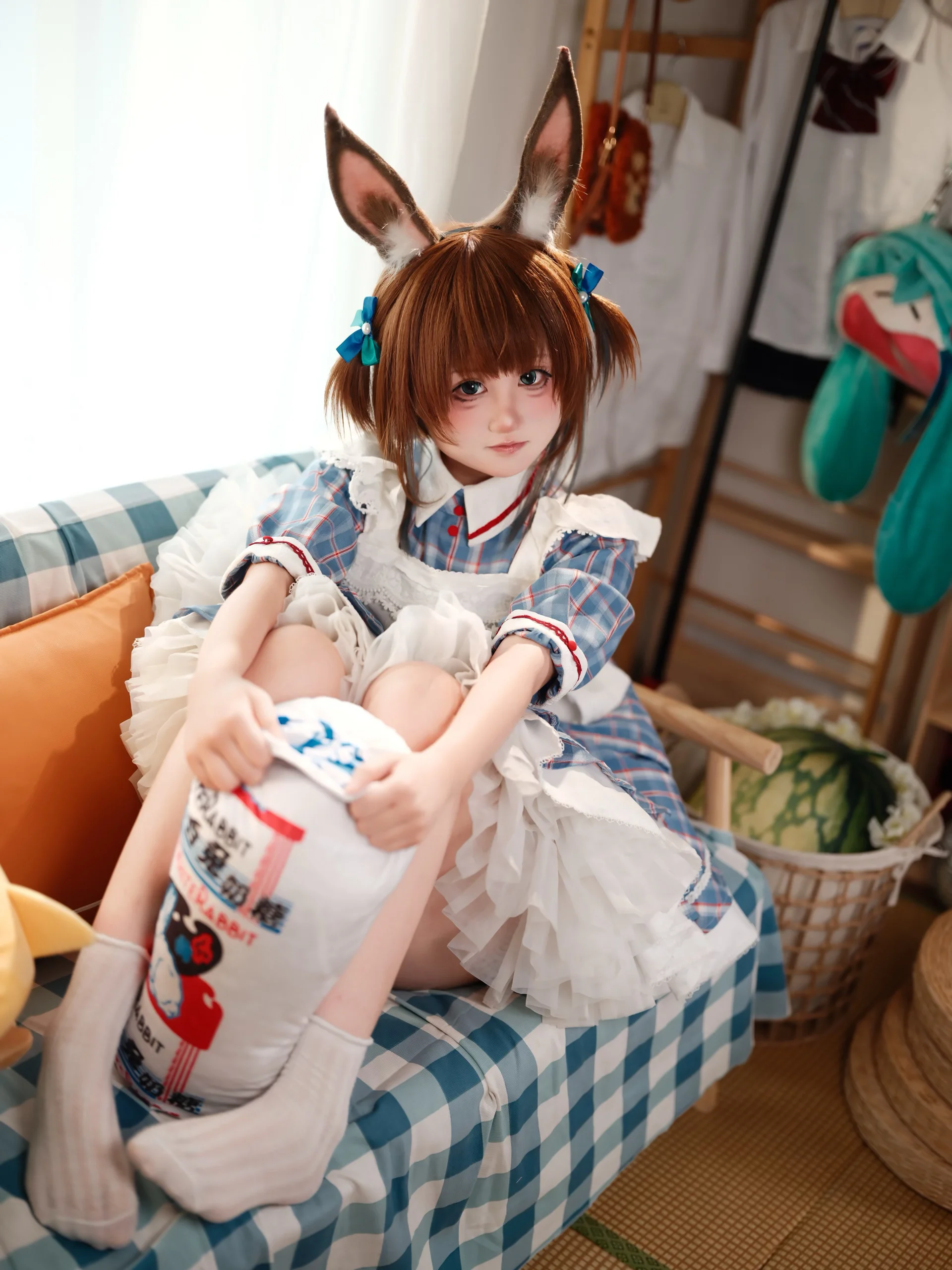 【阿米娅cos】明日方舟大白兔联动，甜系居家兔耳少女 - 第 2 张