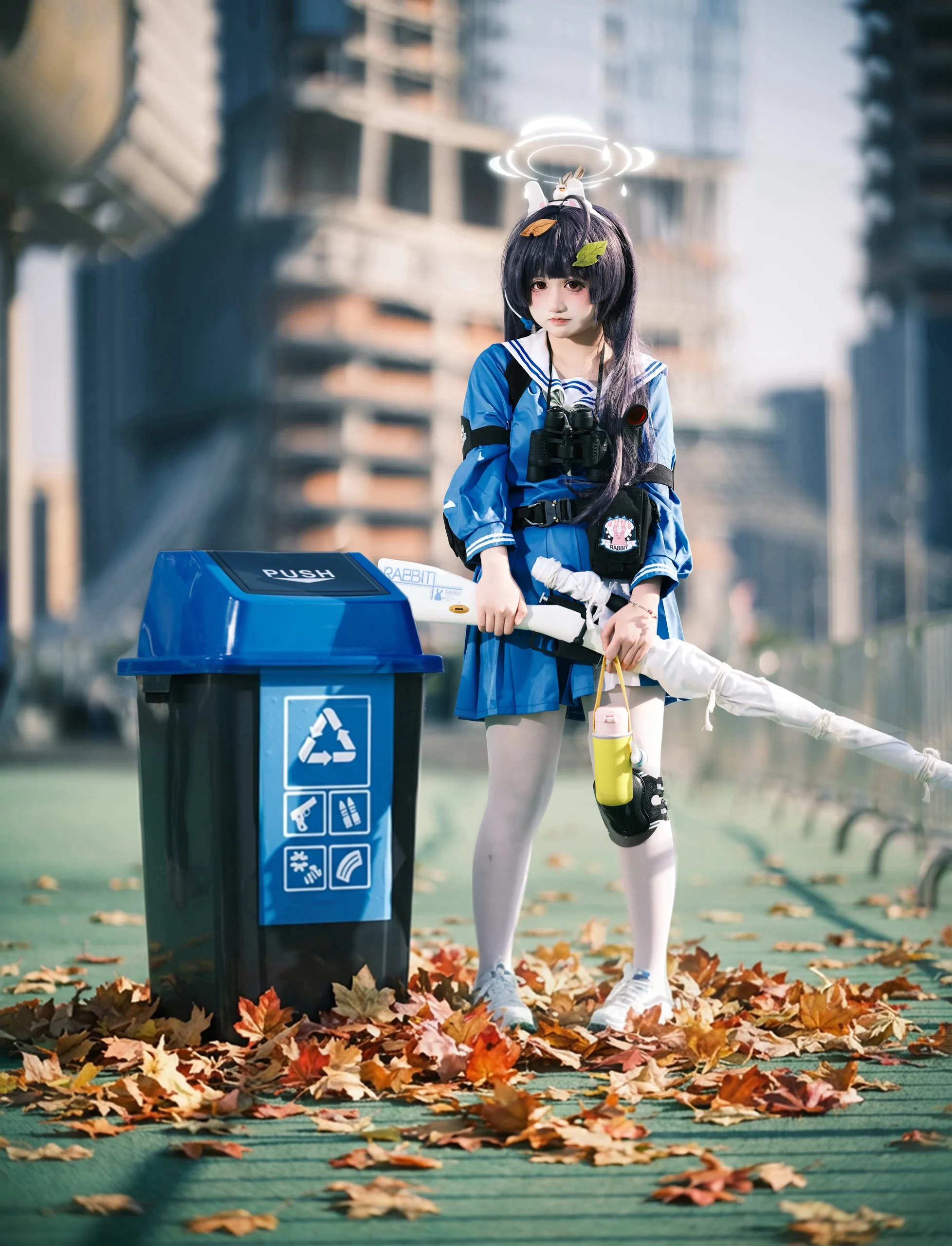 【霞沢美游cos】蓝白水手服下的街头随性与秋日反差感 - 第 1 张