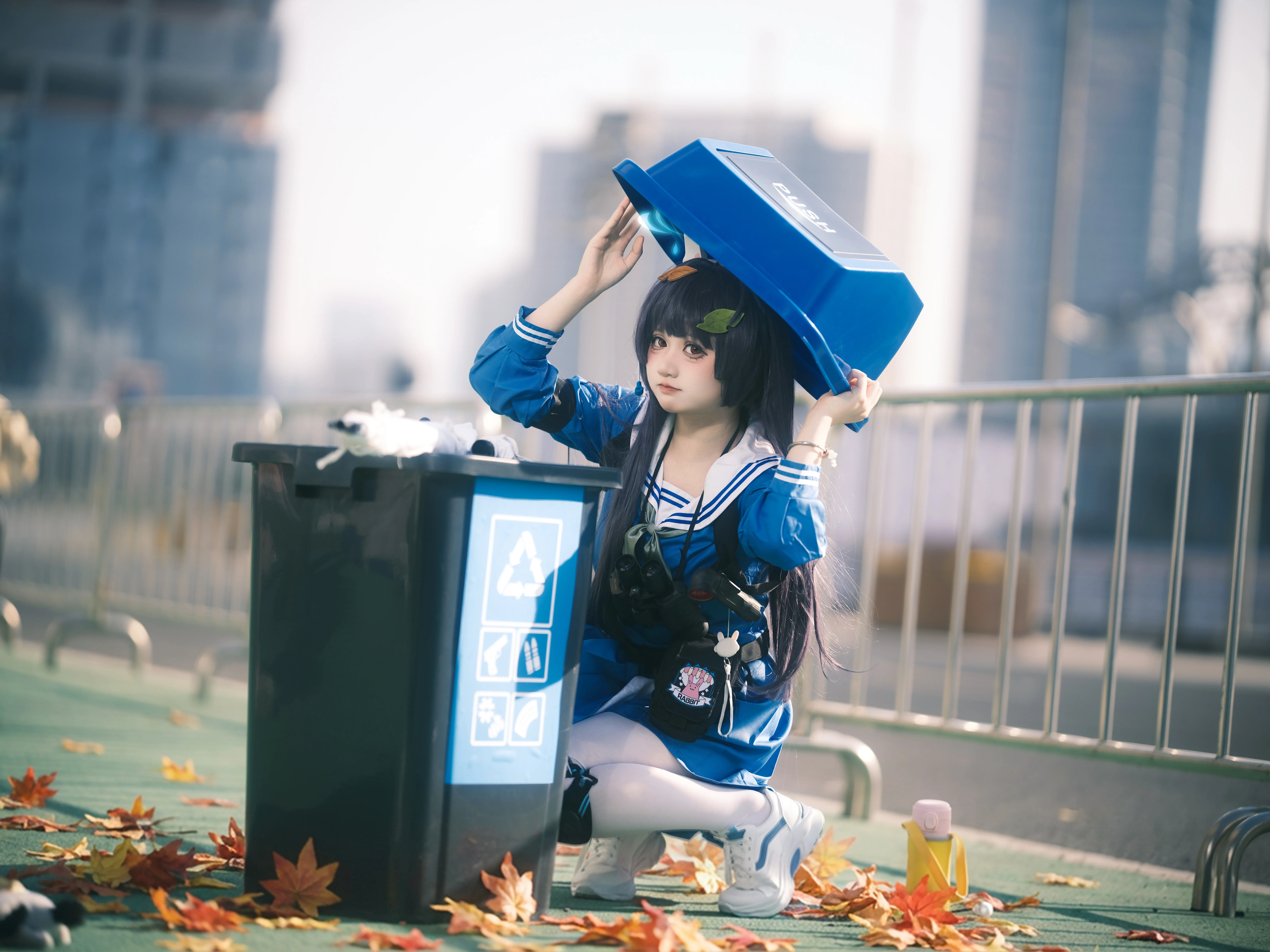 【霞沢美游cos】蓝白水手服下的街头随性与秋日反差感 - 第 2 张