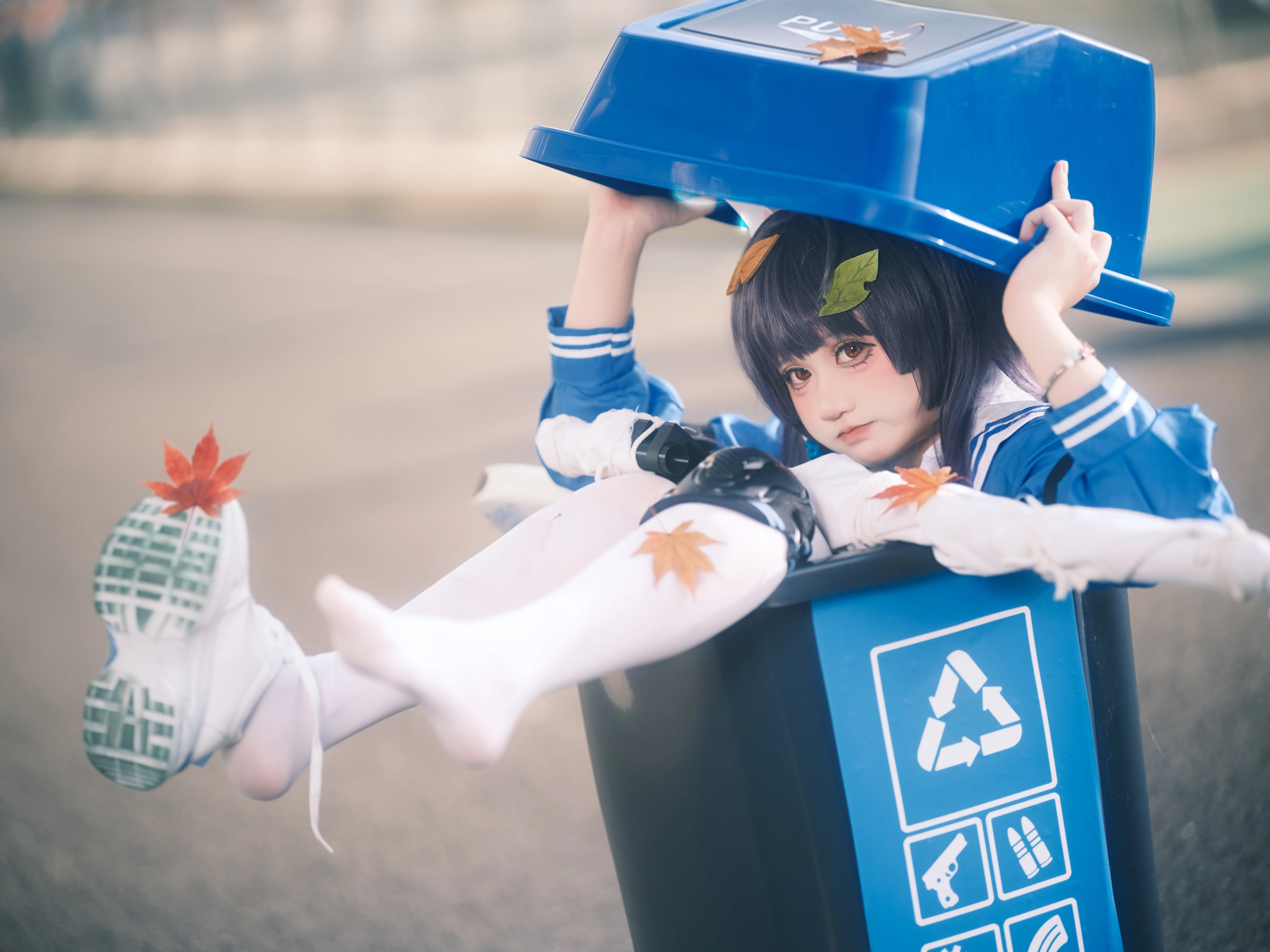 【霞沢美游cos】蓝白水手服下的街头随性与秋日反差感