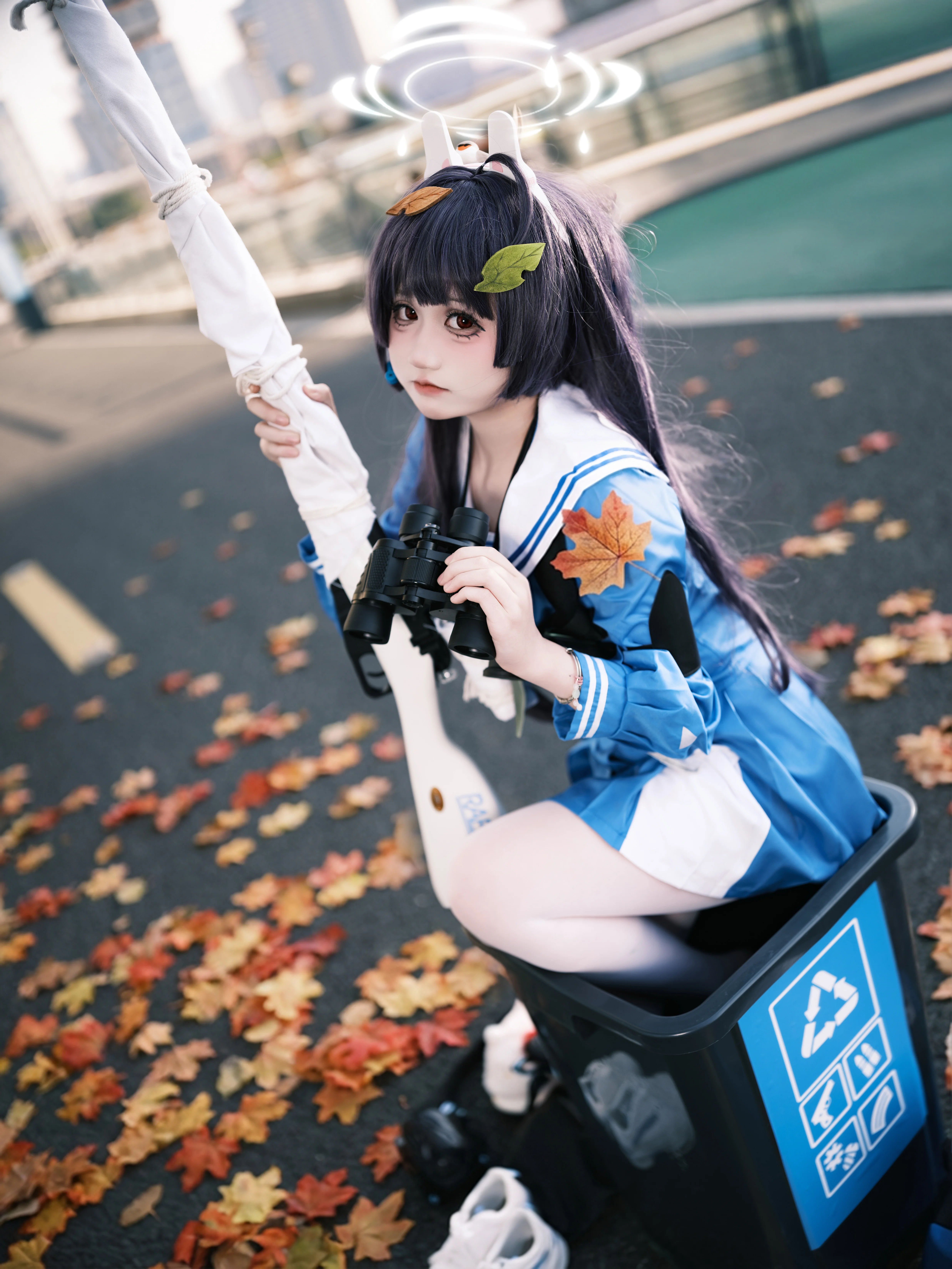 【霞沢美游cos】蓝白水手服下的街头随性与秋日反差感 - 第 4 张