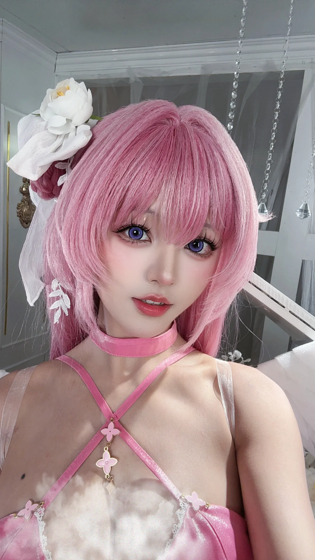【桃乐丝cos】Nikke的梦幻感，粉发与白花完美融合 - 第 1 张