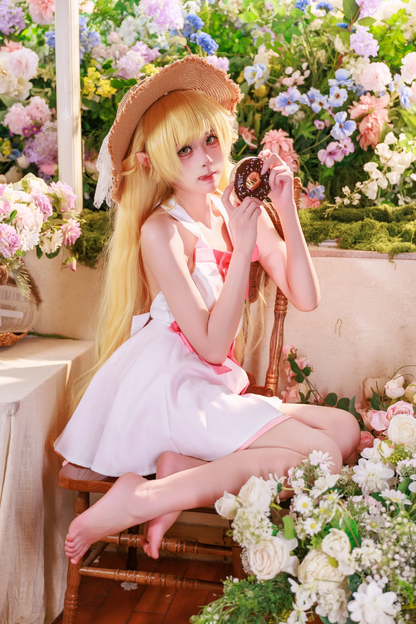 【忍野忍cos】甜甜圈与夏花，还原物语系列慵懒感 - 第 2 张